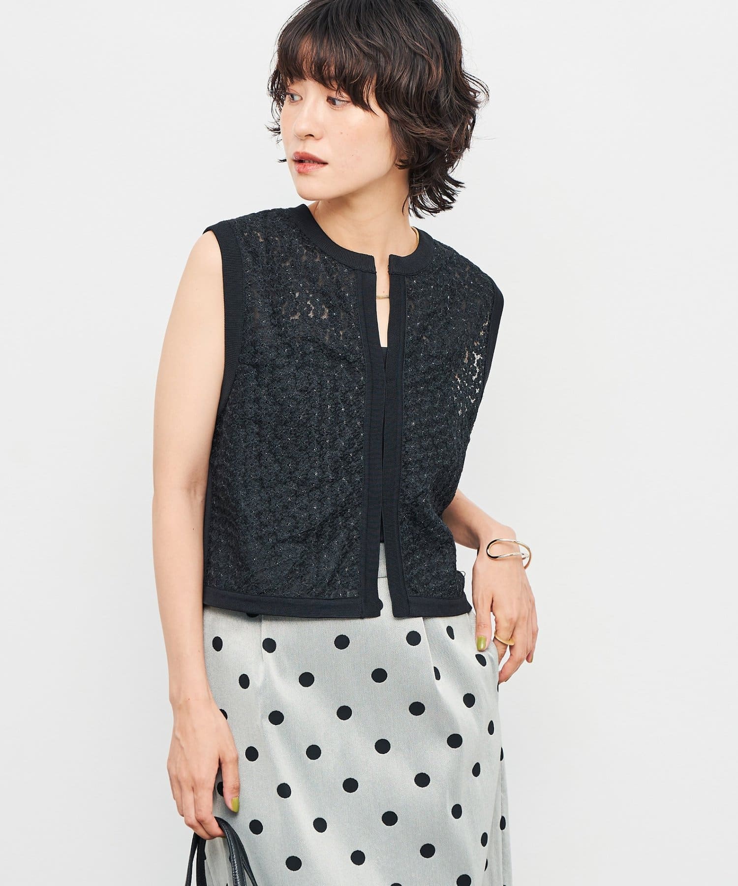 ◇25AW◇NOLLEY'S◆Point・ボタニカルな花柄シアー刺繍が可愛いニットベスト・まだ暑さの残る時期は1枚で、秋になったらシアーロンTなどとレイヤードするのがおすすめ・フロントホック