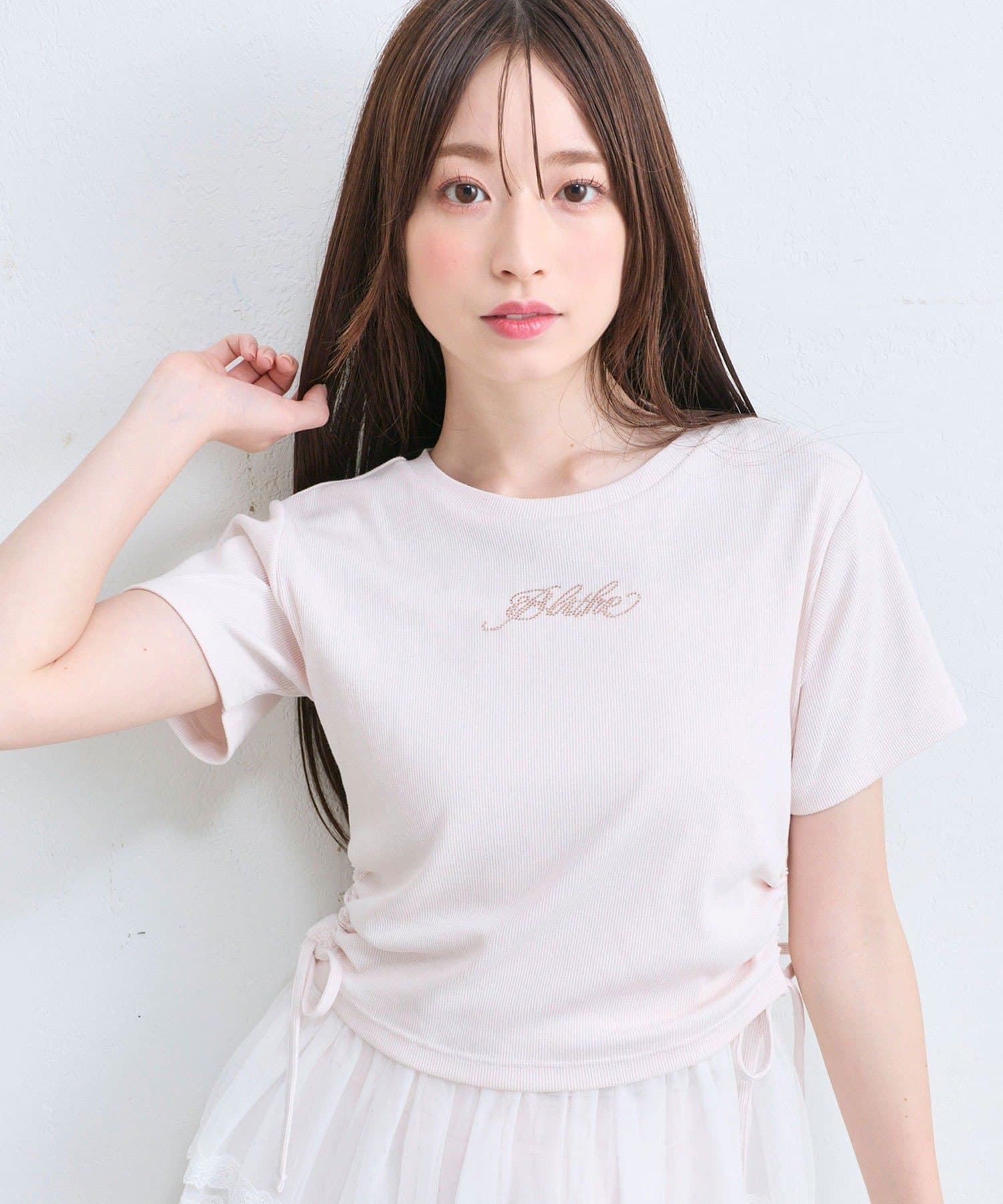 きらきらのストーンが存在感たっぷりなTシャツ■デザイン・きらきらロゴがアクセントになって、シンプルなのに存在感のあるデザイン。・背中側にもキラキラのハートがあるので、後ろ姿までかわいく着れます。・ウエ