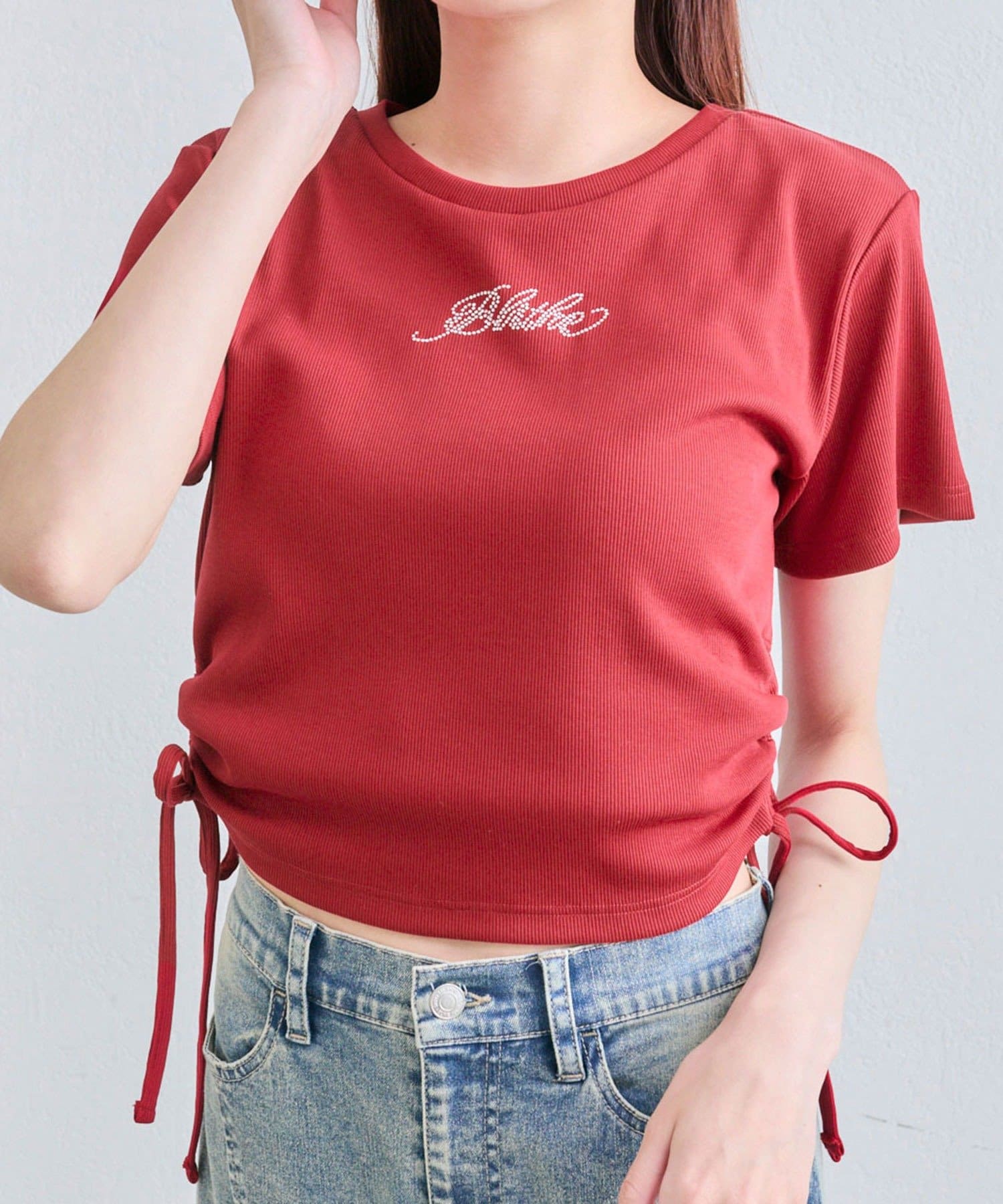 きらきらのストーンが存在感たっぷりなTシャツ■デザイン・きらきらロゴがアクセントになって、シンプルなのに存在感のあるデザイン。・背中側にもキラキラのハートがあるので、後ろ姿までかわいく着れます。・ウエ