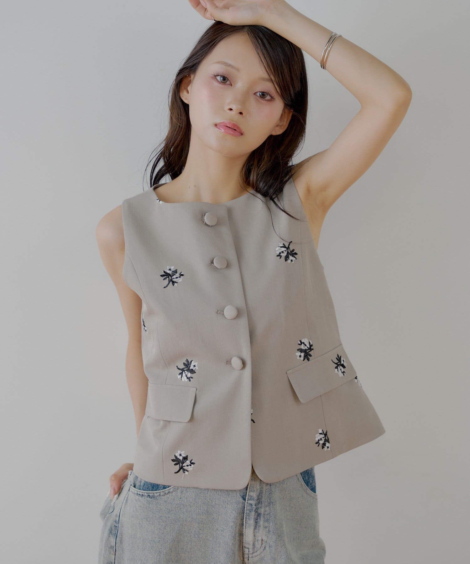 Chico(チコ) 【SALON by Chico/セットアップ対応】フラワー刺繍ノースリベスト