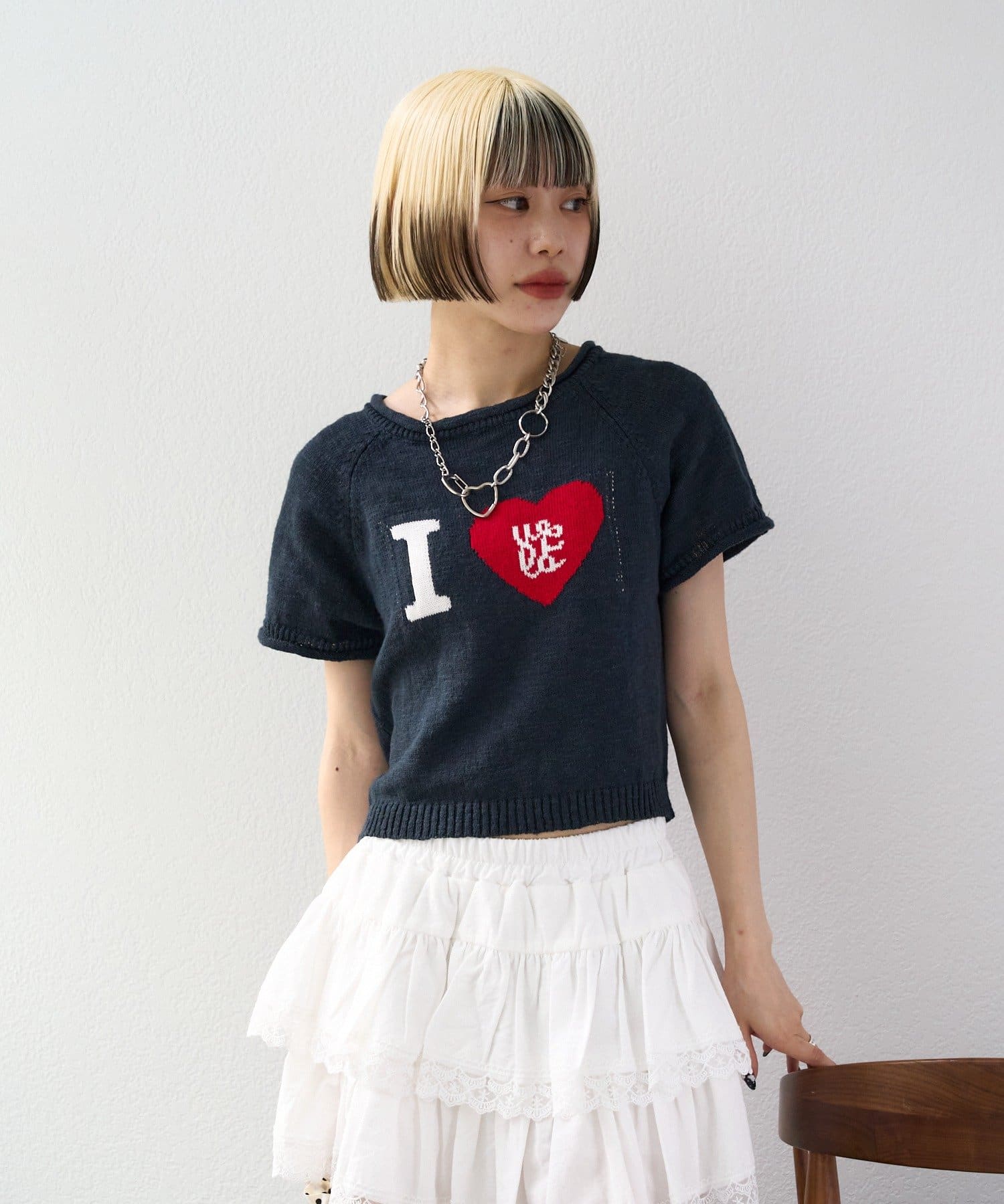 存在感バツグン！コーデのアクセントに♪▼デザイン・大きな「I ♡(love)」のロゴが特徴のニット・綿100％素材で、軽くさらっと着用できます・少し広めの襟ぐりと、ラグランスリーブでラフに着られるデザ