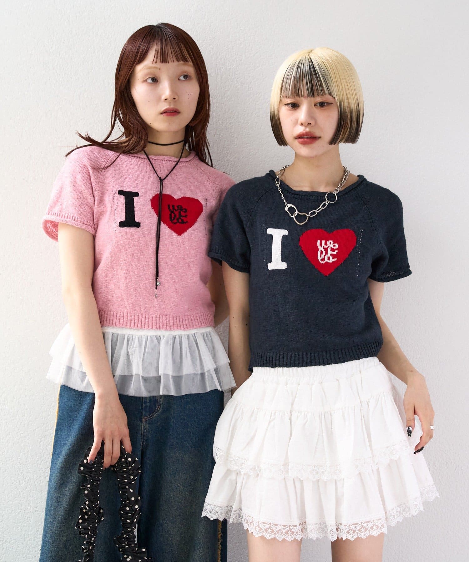 存在感バツグン！コーデのアクセントに♪▼デザイン・大きな「I ♡(love)」のロゴが特徴のニット・綿100％素材で、軽くさらっと着用できます・少し広めの襟ぐりと、ラグランスリーブでラフに着られるデザ