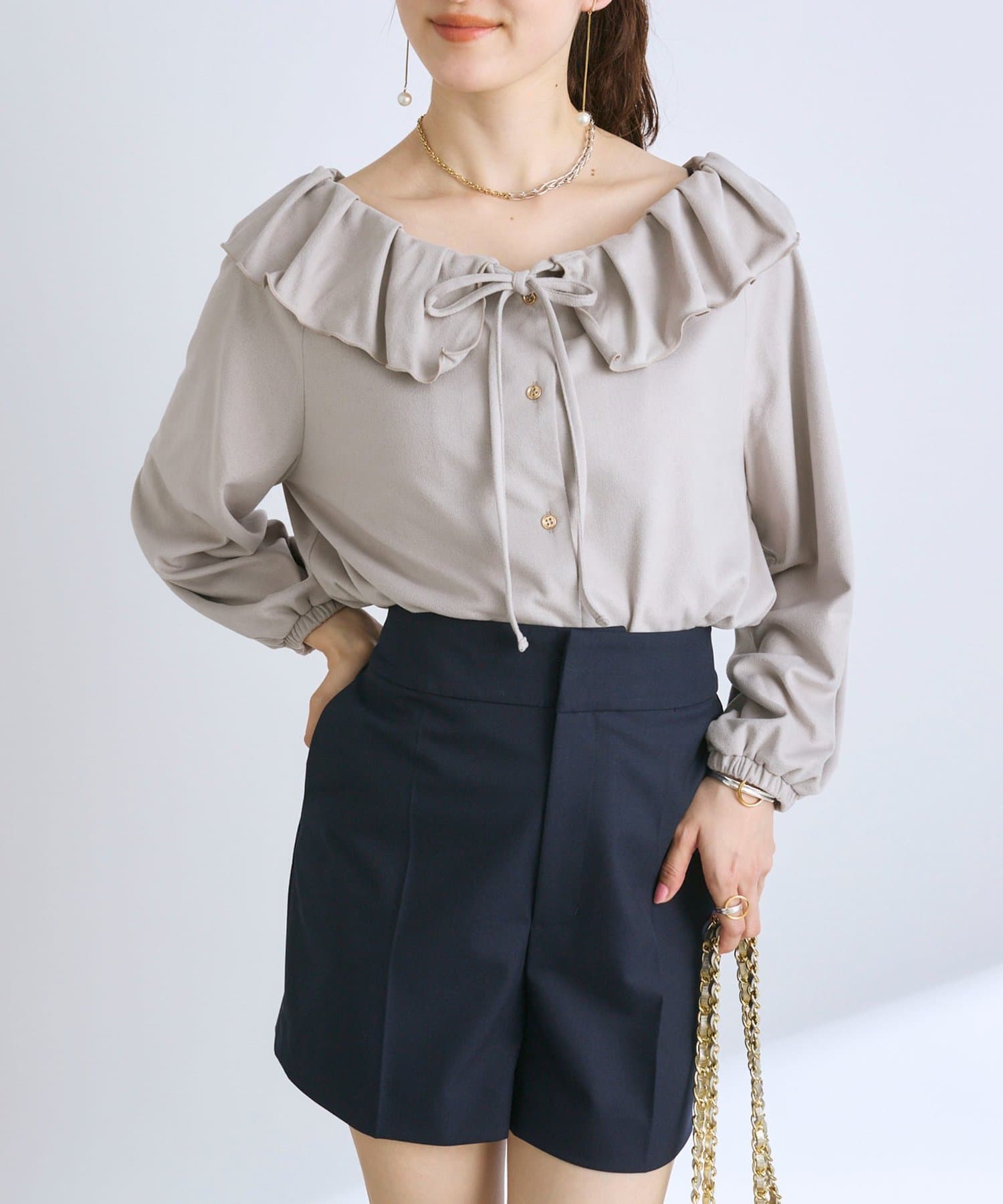 La boutique BonBon(ラブティックボンボン) 【トレンド先取り】スエードライクギャザーフリルリボンブラウス