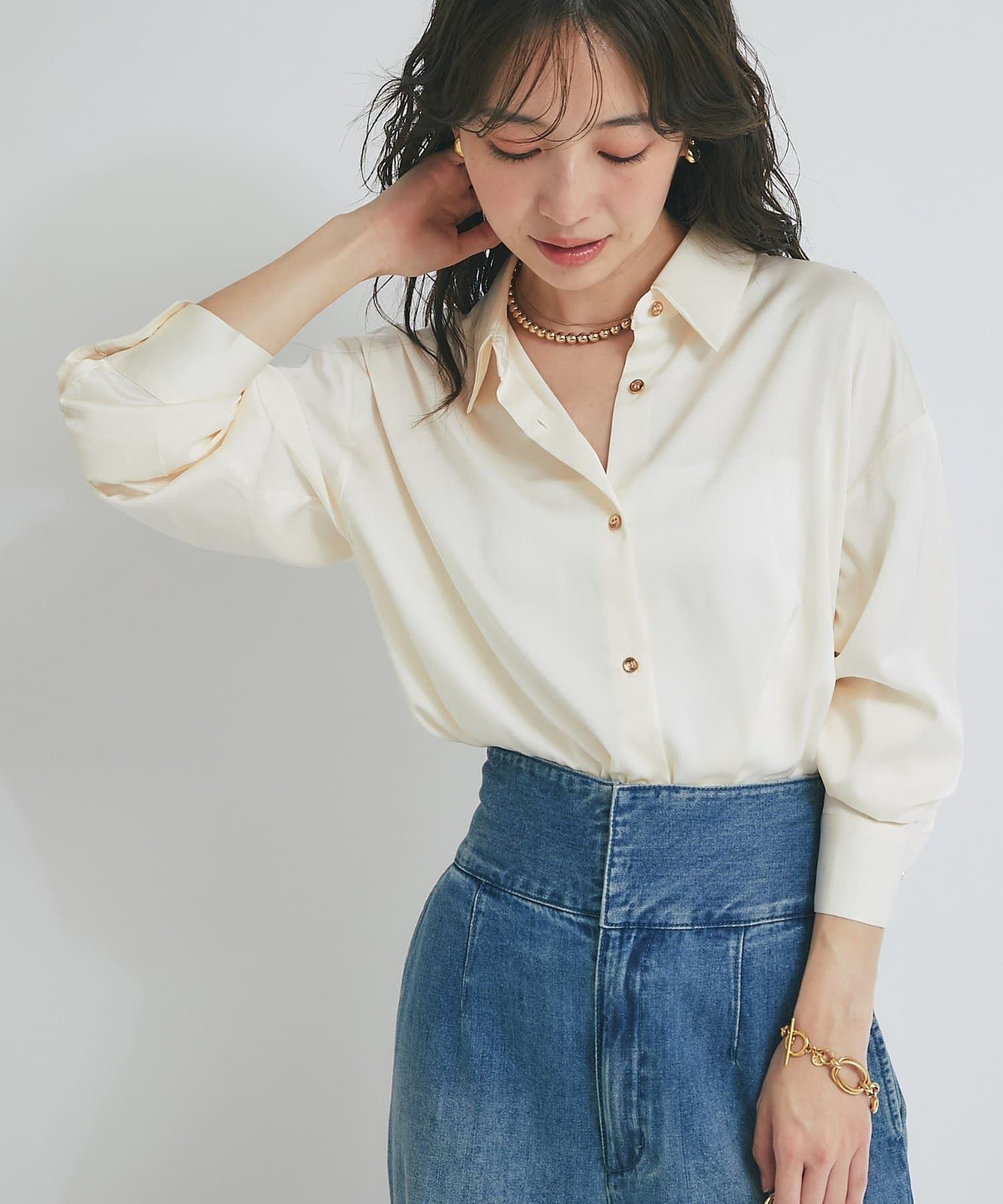 リュクスな光沢をまとう上品サテンシャツ●デザイン光沢感と落ち感が女性らしい上品見えサテンシャツ。シンプルなデザインで、光沢とゴールドのボタンが大人な艶感を出してくれます。控えめな光沢感のサテン地を使用