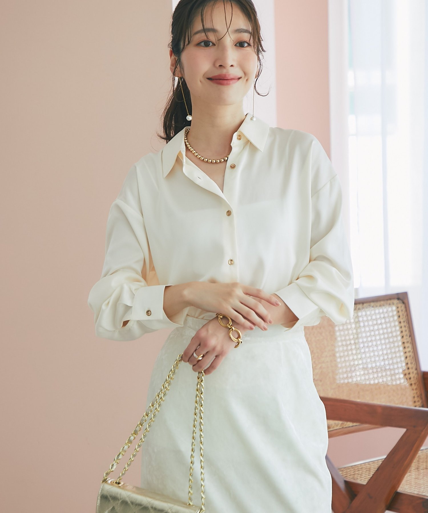 新品 La boutique BonBon 美人見えサテンシャツ オフホワイト La boutique Bonbon ブラウス シャツ 「美人見え」サテンシャツ