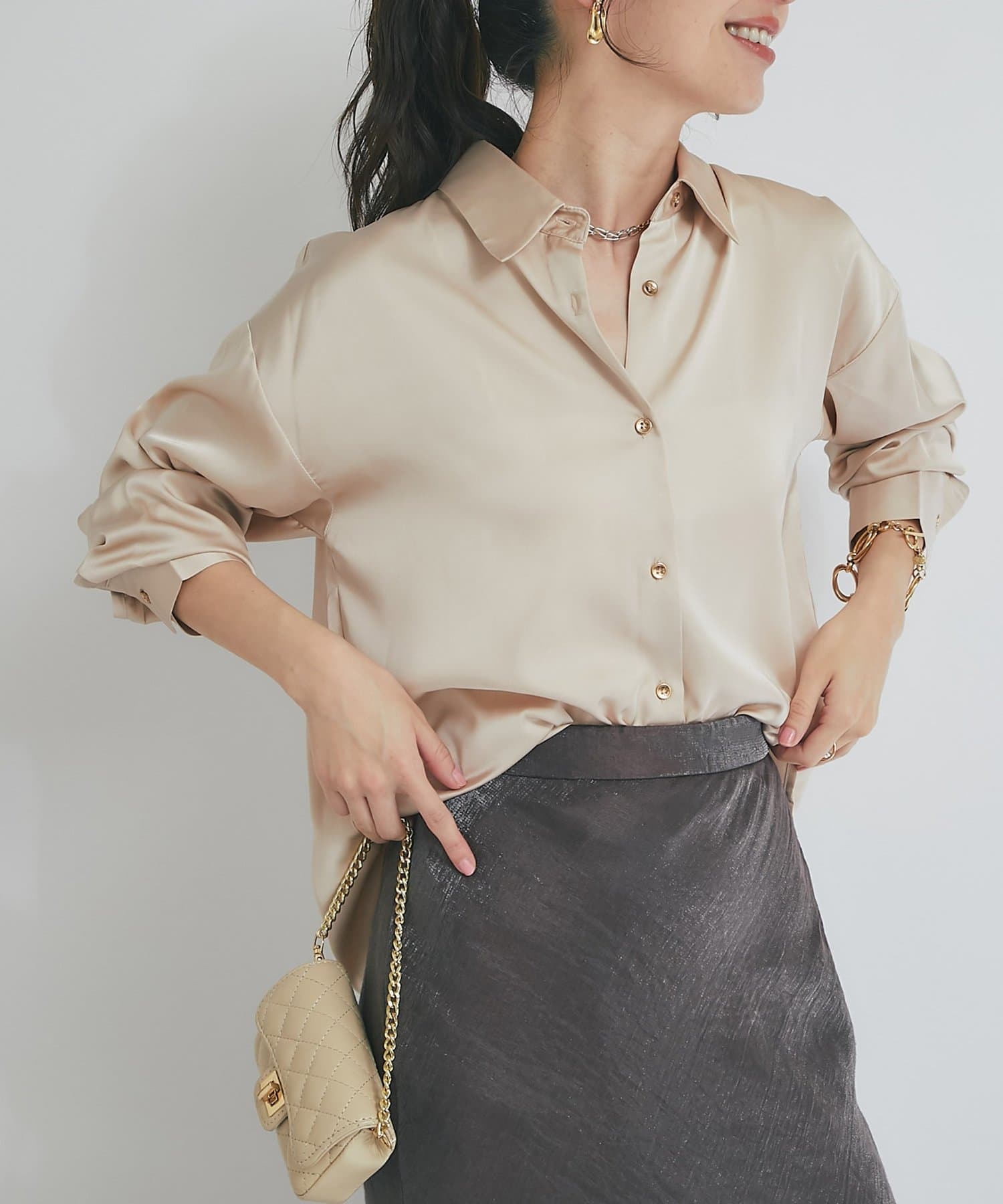 リュクスな光沢をまとう上品サテンシャツ●デザイン光沢感と落ち感が女性らしい上品見えサテンシャツ。シンプルなデザインで、光沢とゴールドのボタンが大人な艶感を出してくれます。控えめな光沢感のサテン地を使用