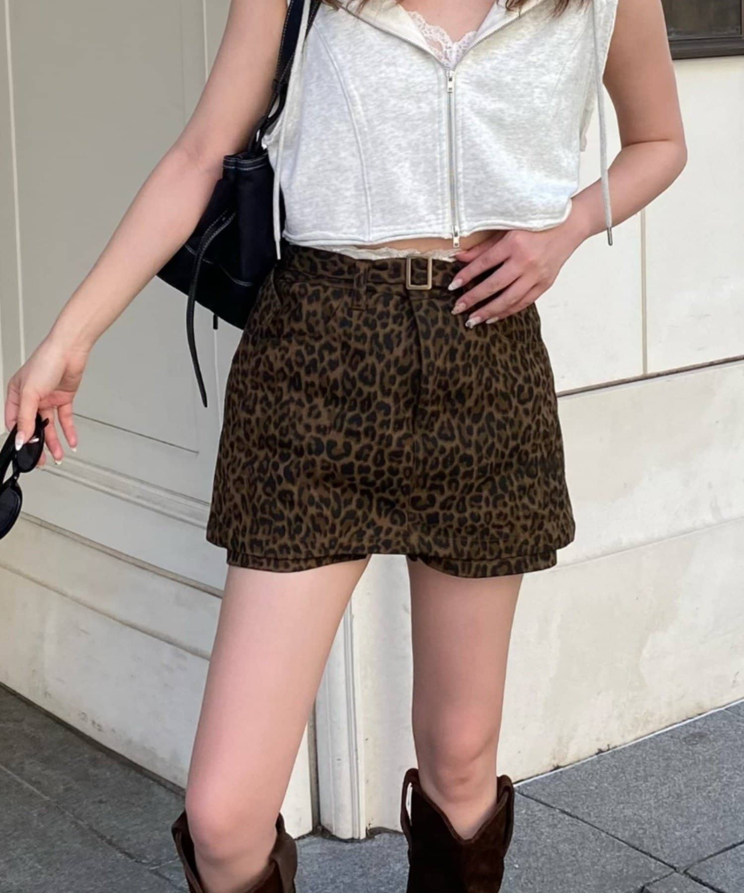 程よくタイトで大人らしいミニスカパンー 商品コメント ー・ミニスカートシルエットだけど、少し見えるショートパンツが細見えなシルエットに。・ベルト付きでしまったスタイルに仕上がります。※スカートとショー