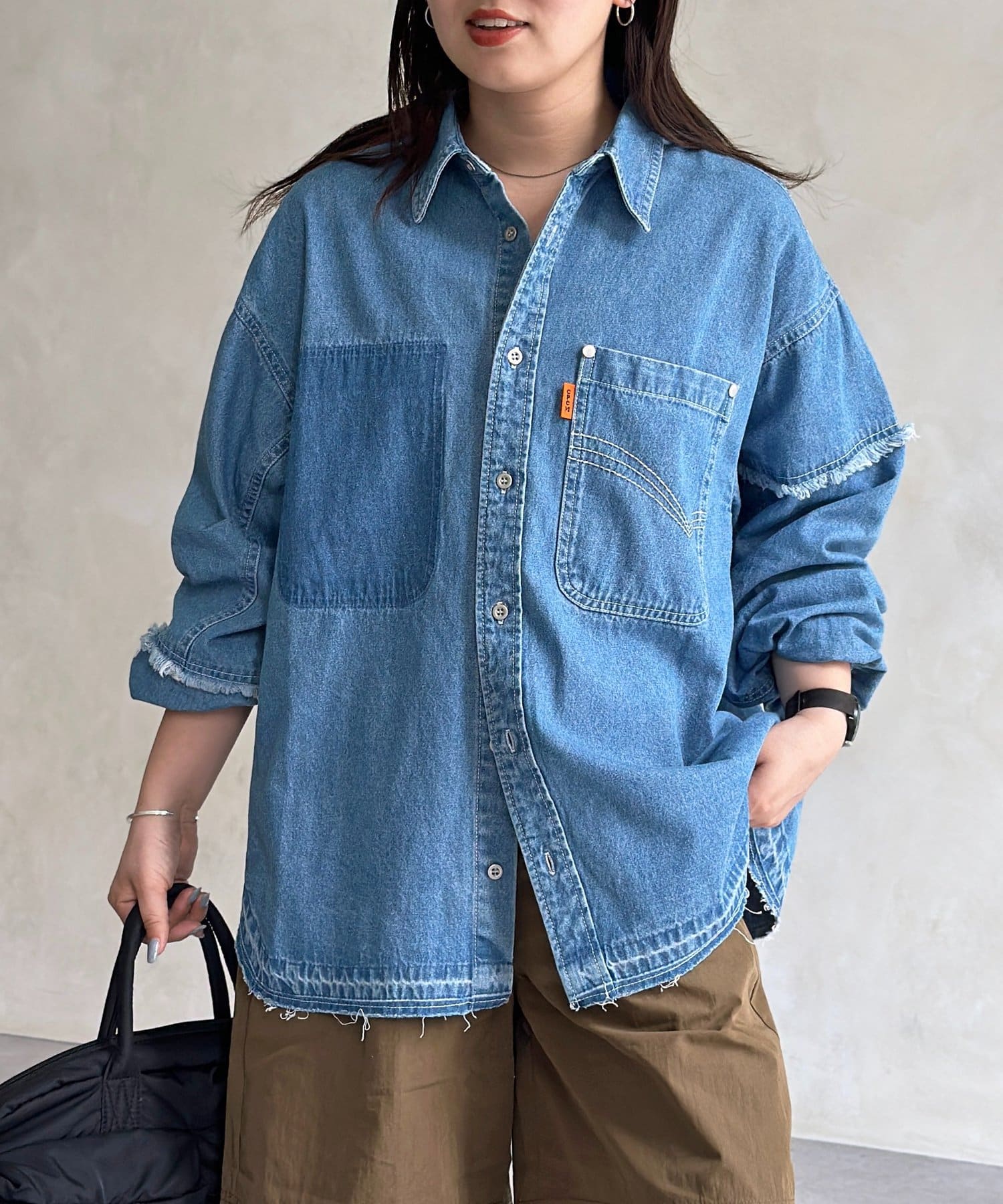 ロングシーズンで大活躍！こだわりが沢山のフリンジデニムシャツ裾のフリンジ加工が、ラフでこなれた印象をプラス。袖口はリブ仕様で、袖まくりもしやすくストレスフリーに着用が可能です◎1枚で着るのはもちろん、