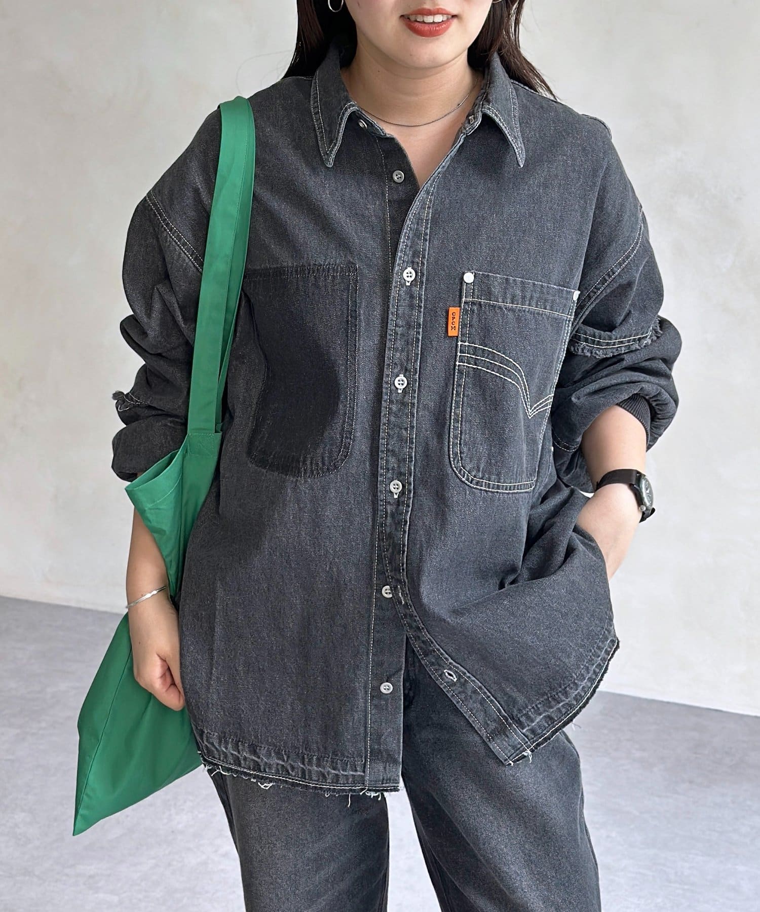 ロングシーズンで大活躍！こだわりが沢山のフリンジデニムシャツ裾のフリンジ加工が、ラフでこなれた印象をプラス。袖口はリブ仕様で、袖まくりもしやすくストレスフリーに着用が可能です◎1枚で着るのはもちろん、
