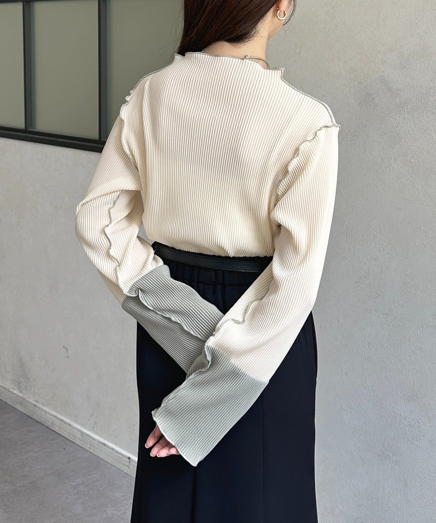 Thevon.(ゼヴォン) 袖先配色プリーツメロープルオーバー