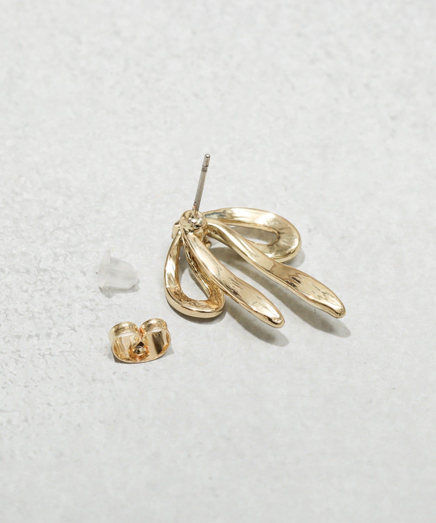 3COINS(スリーコインズ) メタルリボンピアス