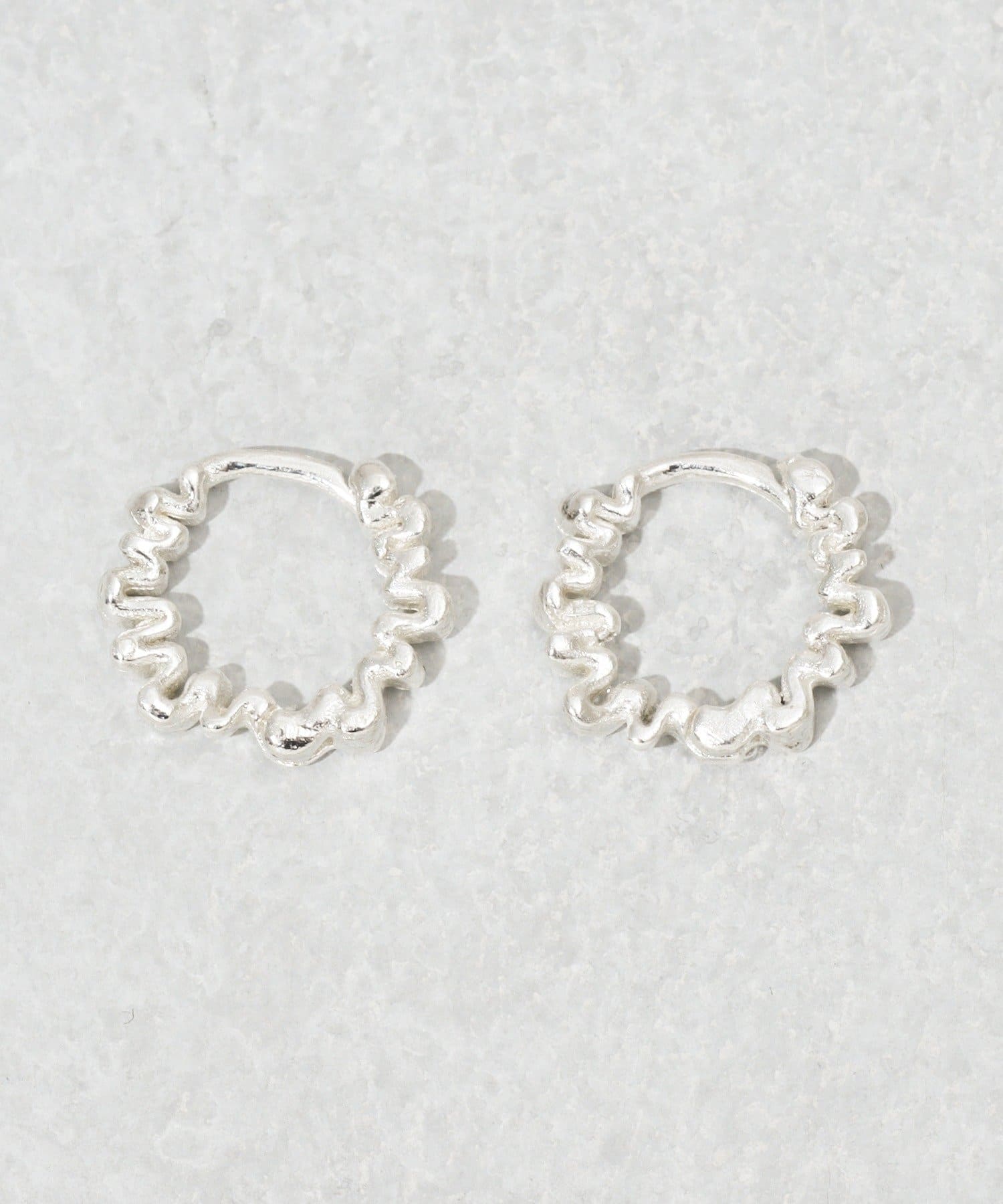 3COINS(スリーコインズ) ウネウネメタルワンタッチピアス