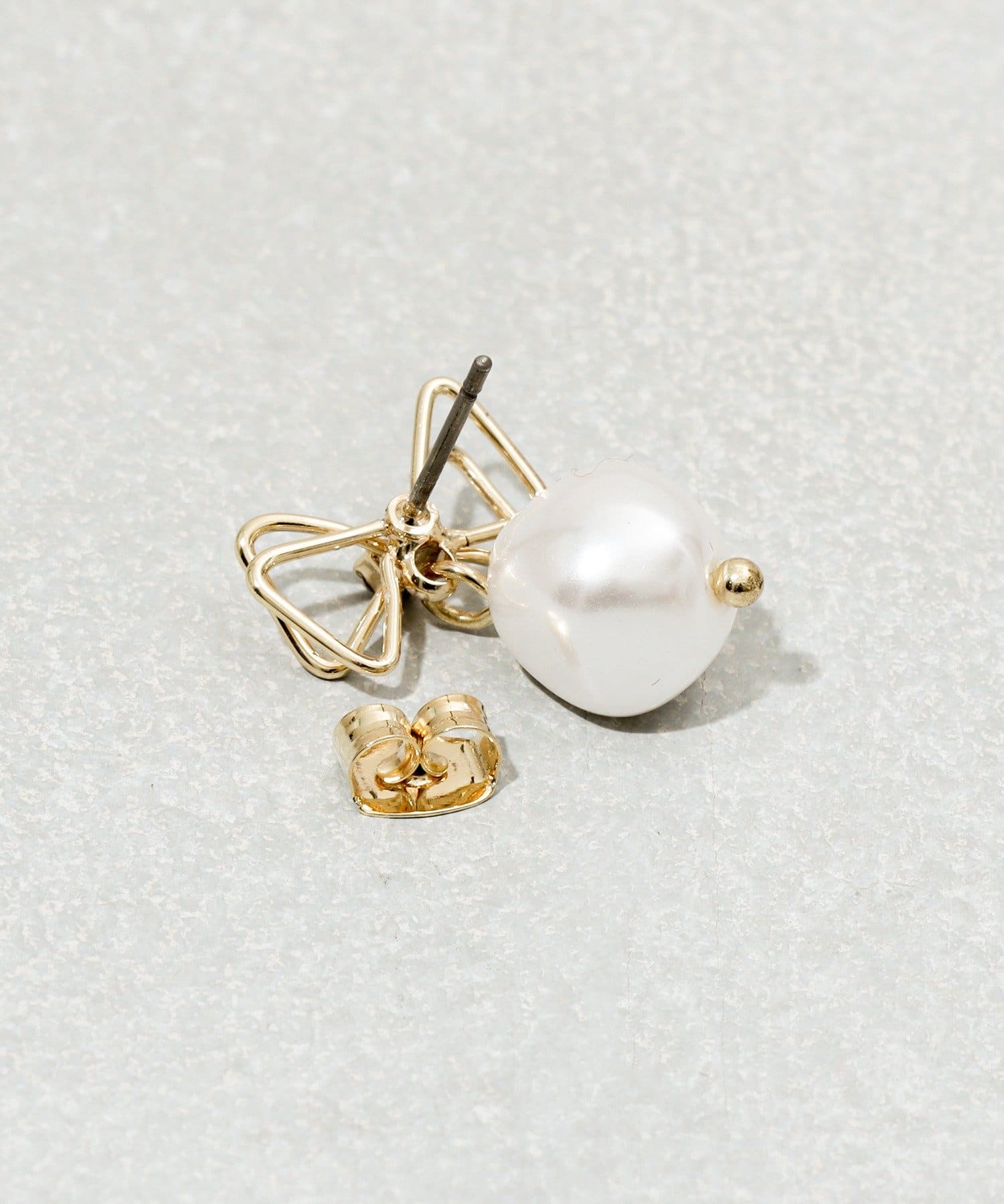 3COINS(スリーコインズ) ラインリボンパールピアス