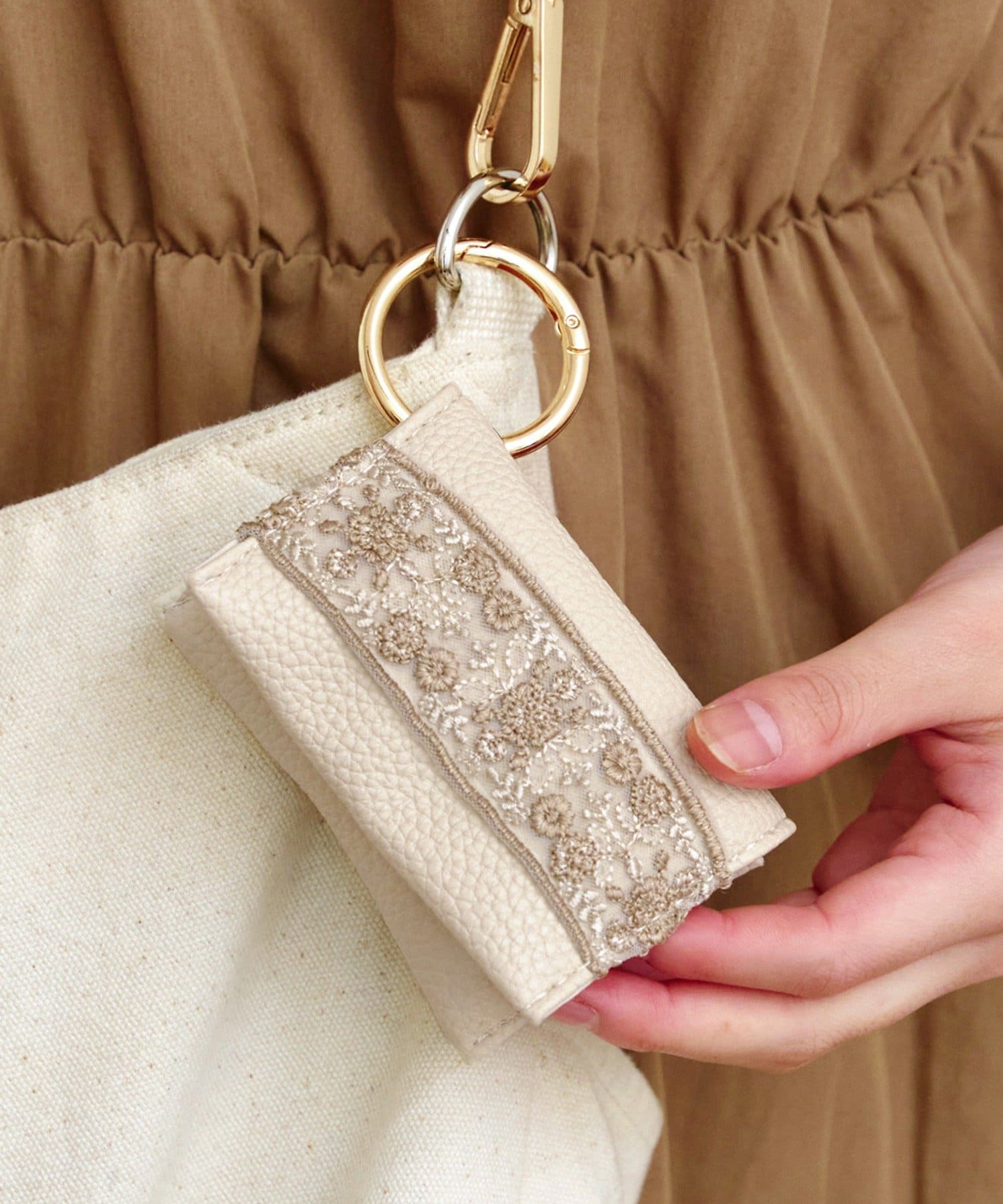 salut!(サリュ) 刺繍リボンポケットティッシュポーチ