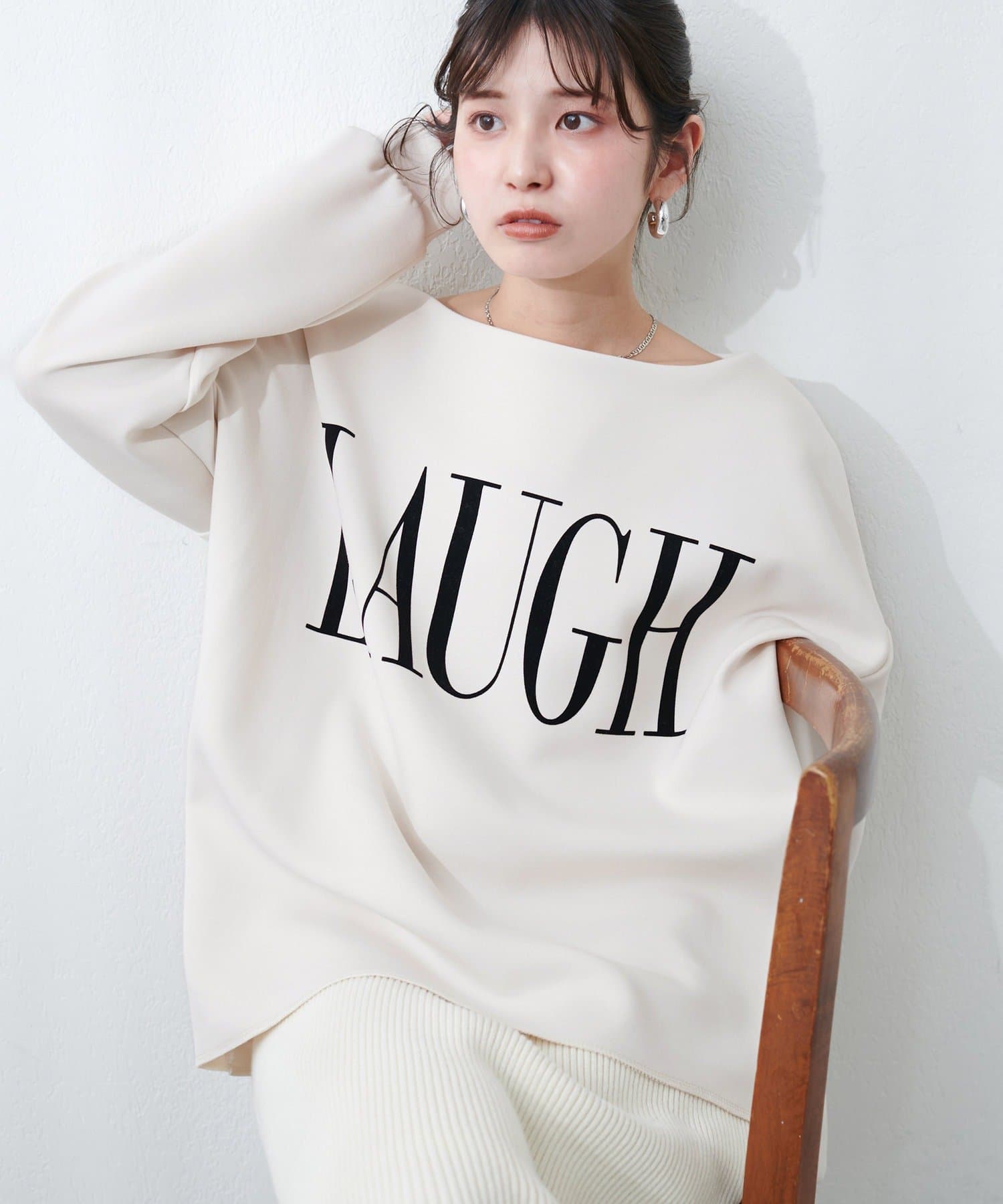 【2025SS natural couture】コーデのアクセントになるロゴプリントプルオーバー■Design大きなロゴプリントがアクセントになったプルオーバー。ゆったりとした身幅にデコルテ周りをすっ