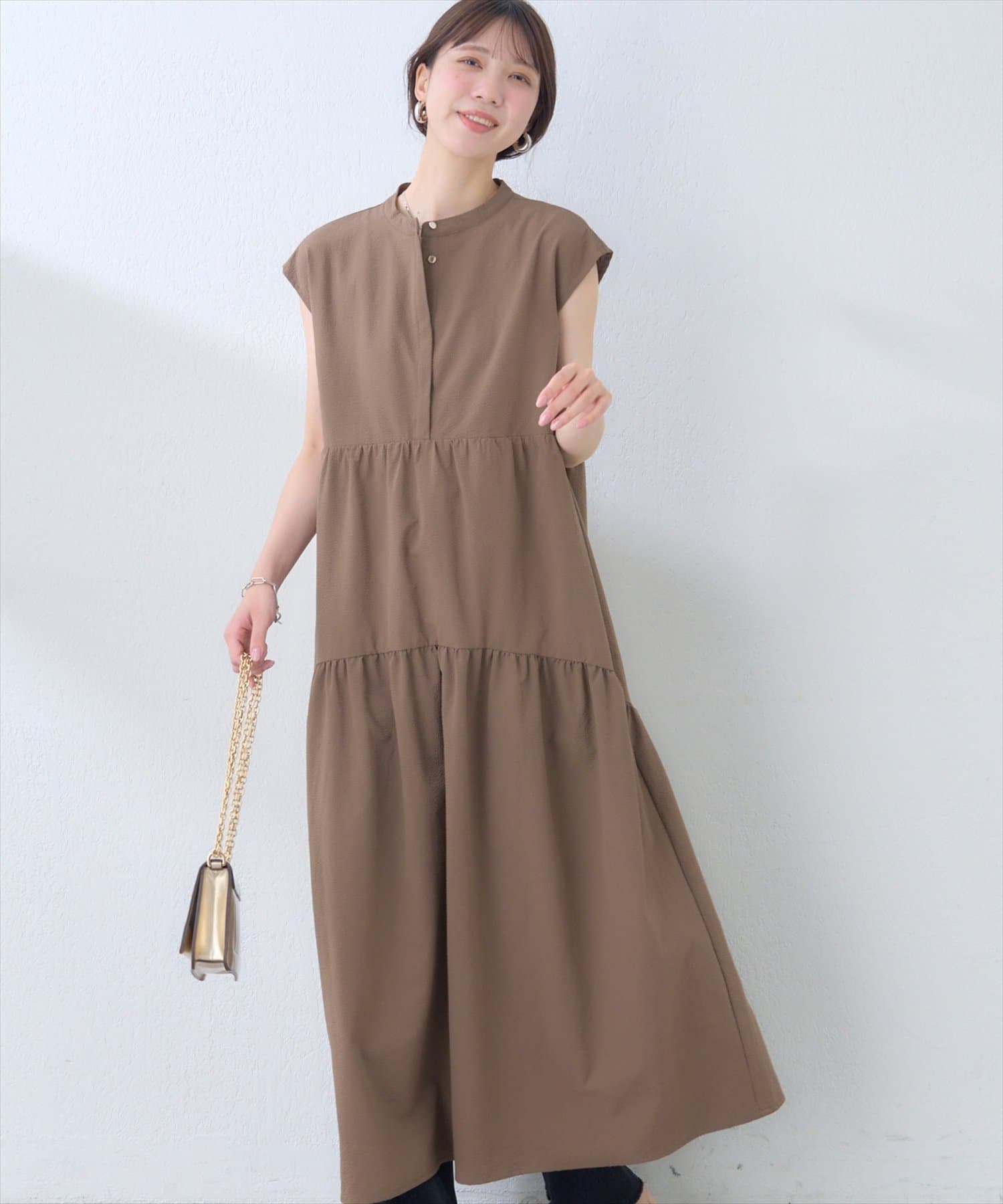 【2025SS natural couture】ノースリティアードワンピース■Designふわりと軽やかな着心地で、シーズンを通して活躍するティアードワンピース。バンドカラーは、首元をすっきりと見せ、