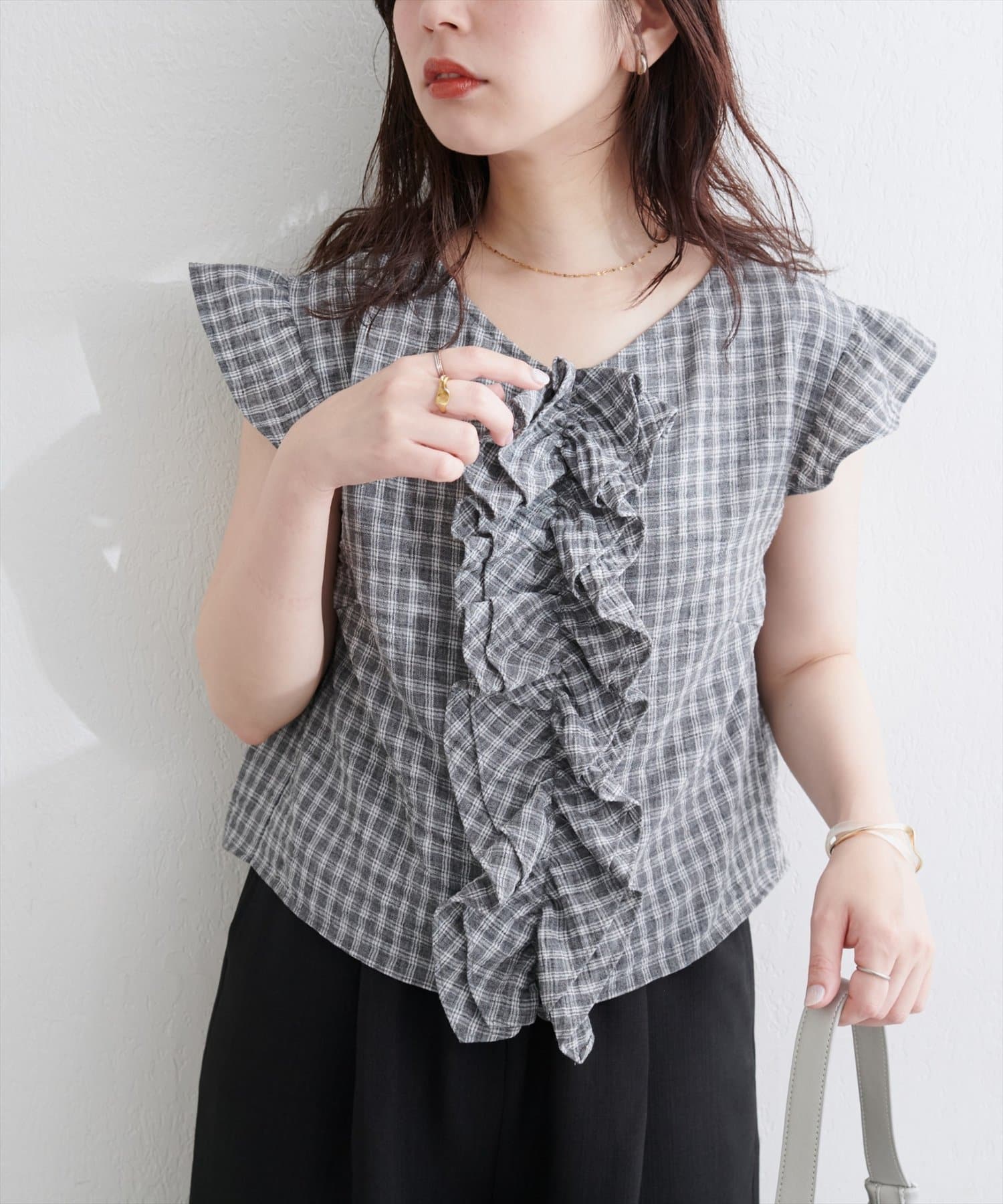 【2025AW natural couture】フロントフリルブラウス■Designフリルが奏でる、大人のロマンティックブラウス。胸元にあしらわれたフリルは、動くたびに優雅な表情を見せ、着る人の魅力を