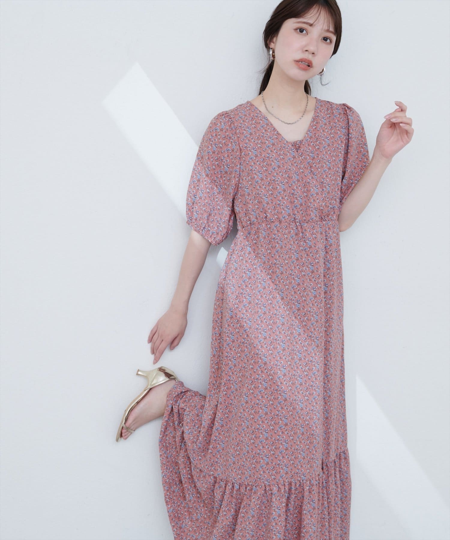 【2025AW natural couture】カシュクールパフスリーブワンピース■Design上品なフラワープリントで、大人の可愛らしさを引き出すカシュクールワンピース。ふんわりと広がるシルエットが