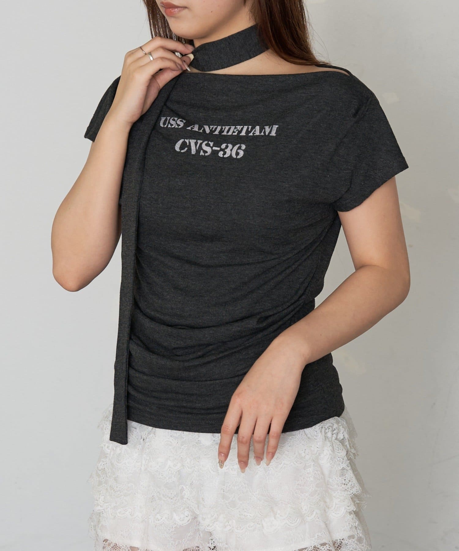デコルテラインが綺麗に見える美シルエットTシャツー 商品コメント ー・オフショル/プルオーバー/ワンショルと、マルチウェイに着用していただけます。・タイ付きで多様なアレンジも。・フロントのクシュッとし