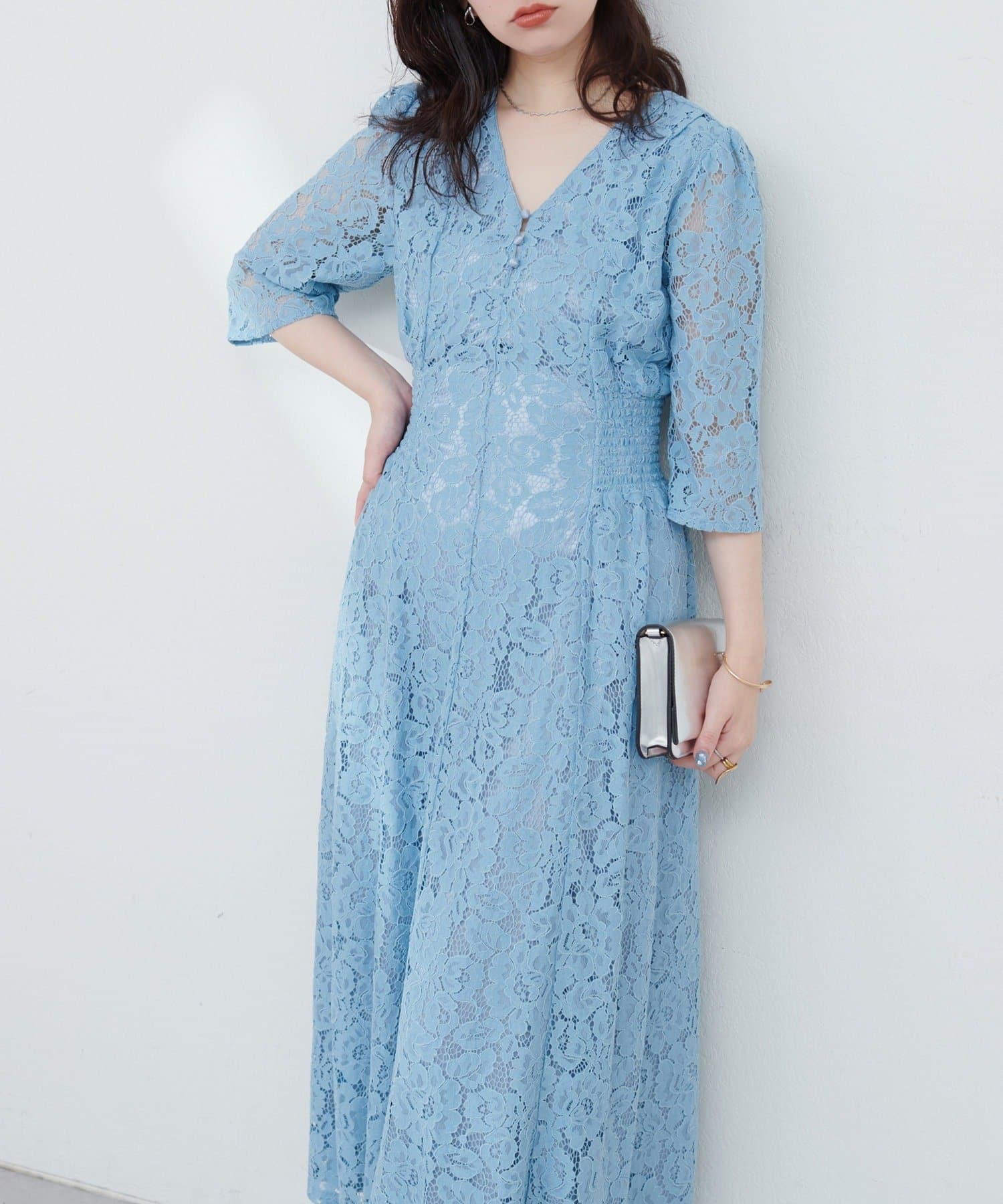 【2025SS natural couture】上品見えする大人レースワンピース■Designナチュラルクチュールで人気の花柄レースが入ったキレイめワンピース。Vネックで首元はすっきり見え、ウエスト部