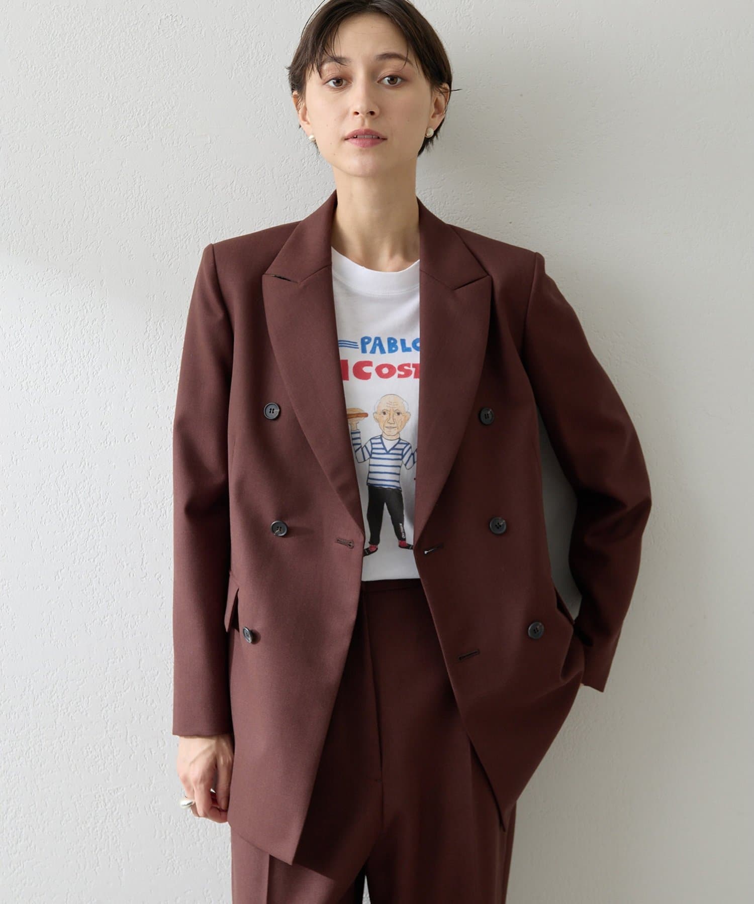 【2025AW】構築的シルエットと遊び心が共存する、クラシカルモダンなジャケット■クラシックな中にもモードなエッセンスを感じさせる、存在感あるジャケット。■平織りながら厚みと奥行きを感じるドライタッチ
