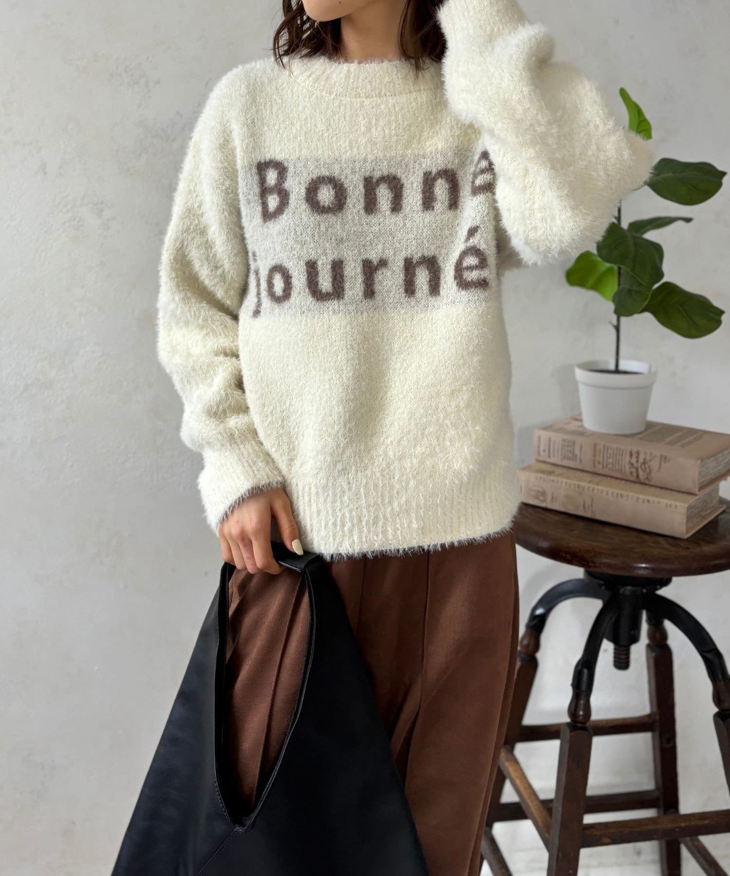 LOCUST(ローカスト) 【お手入れ簡単】フェザーヤーンレタリングニット①