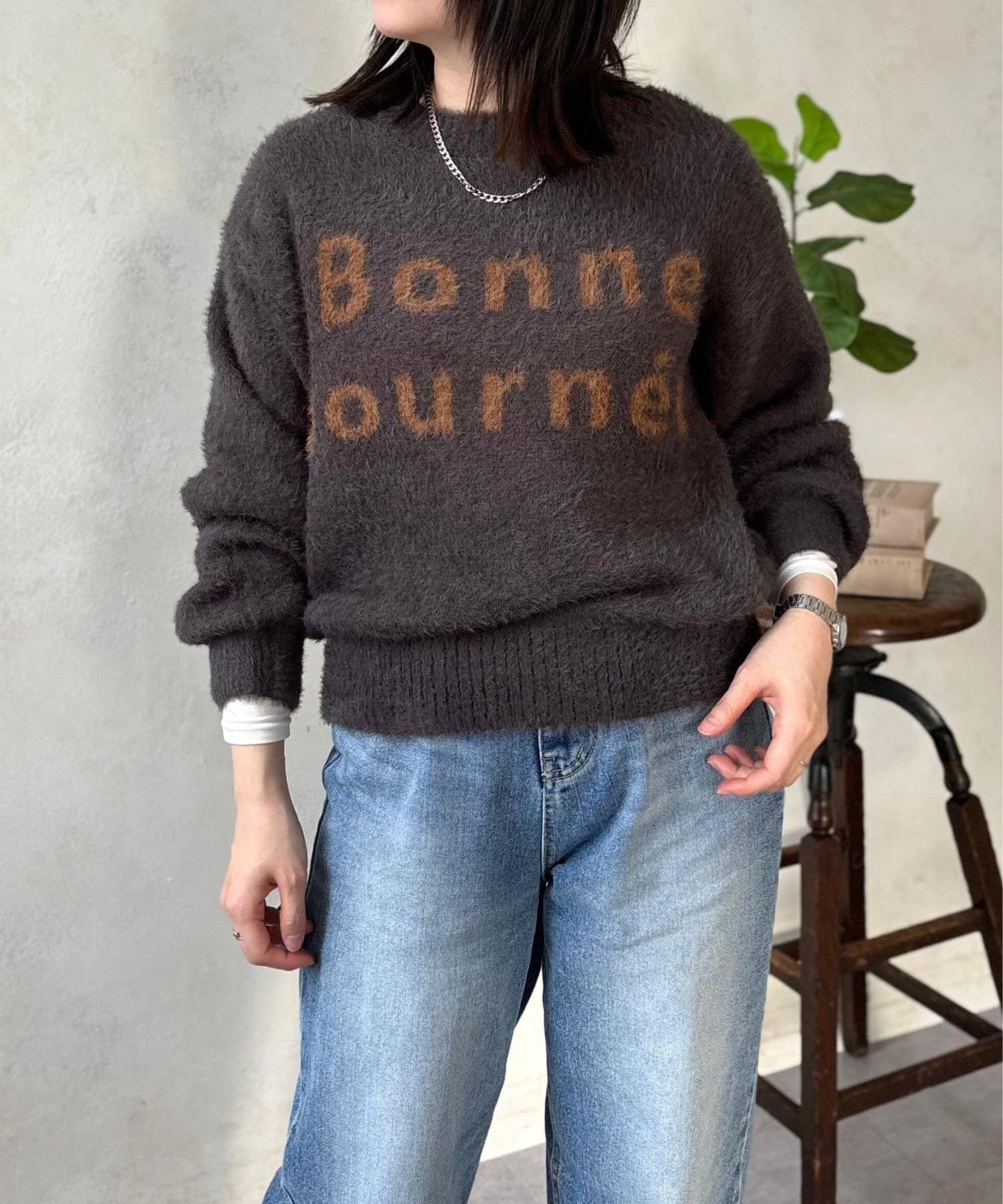 LOCUST(ローカスト) 【お手入れ簡単】フェザーヤーンレタリングニット①