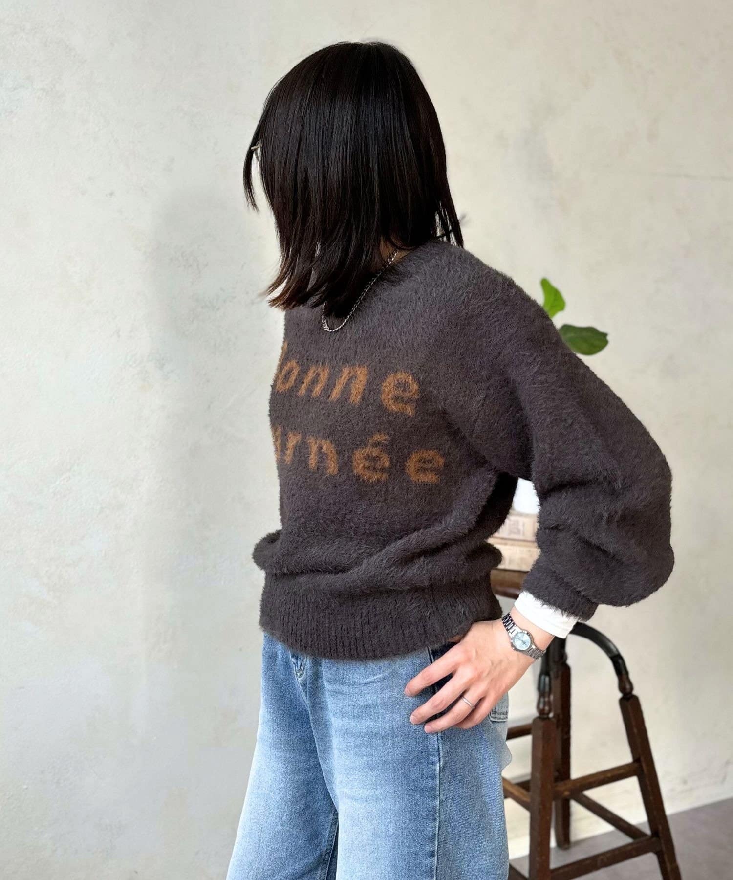 LOCUST(ローカスト) 【お手入れ簡単】フェザーヤーンレタリングニット①