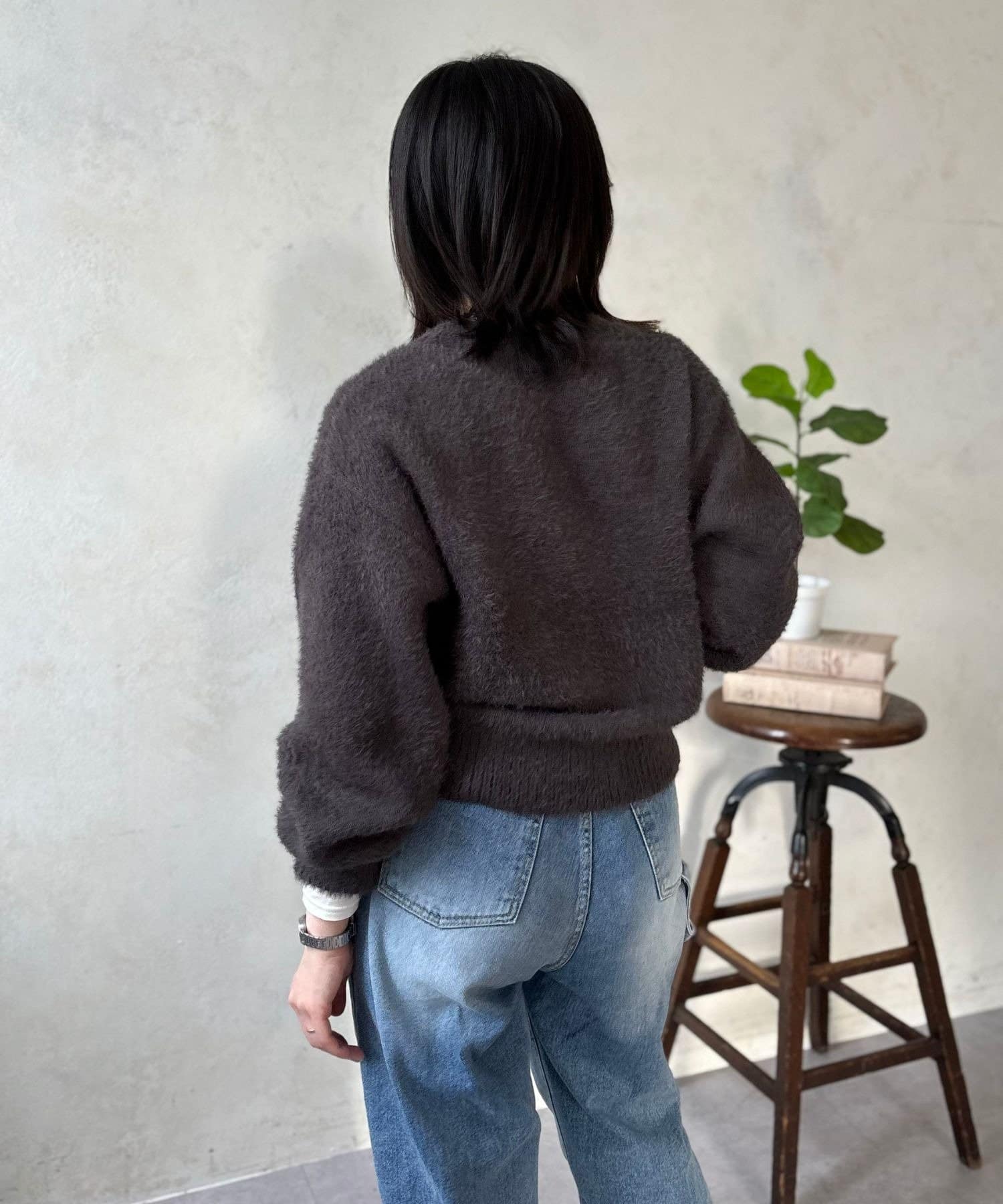 LOCUST(ローカスト) 【お手入れ簡単】フェザーヤーンレタリングニット①