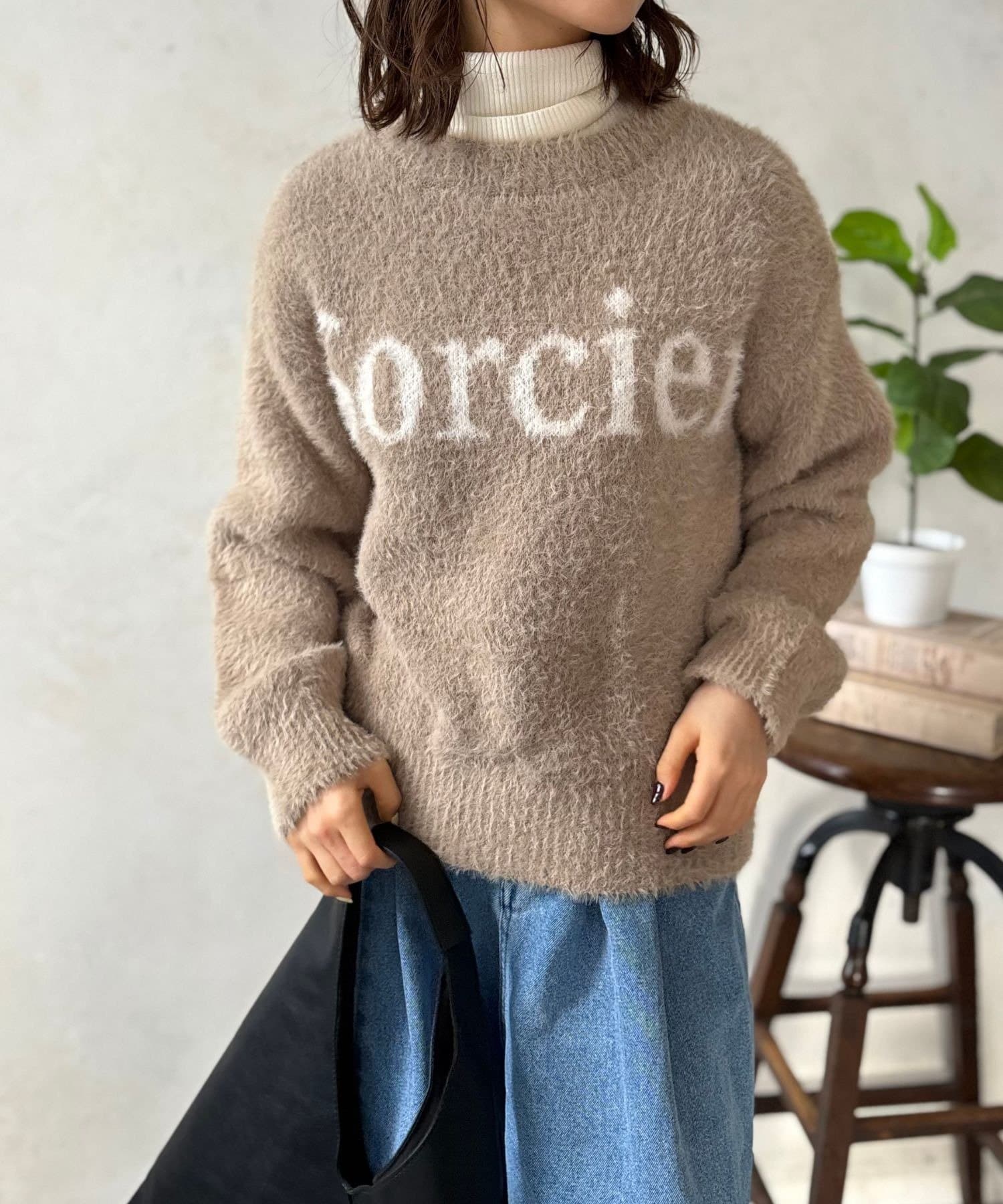 LOCUST(ローカスト) 【お手入れ簡単】フェザーヤーンレタリングニット