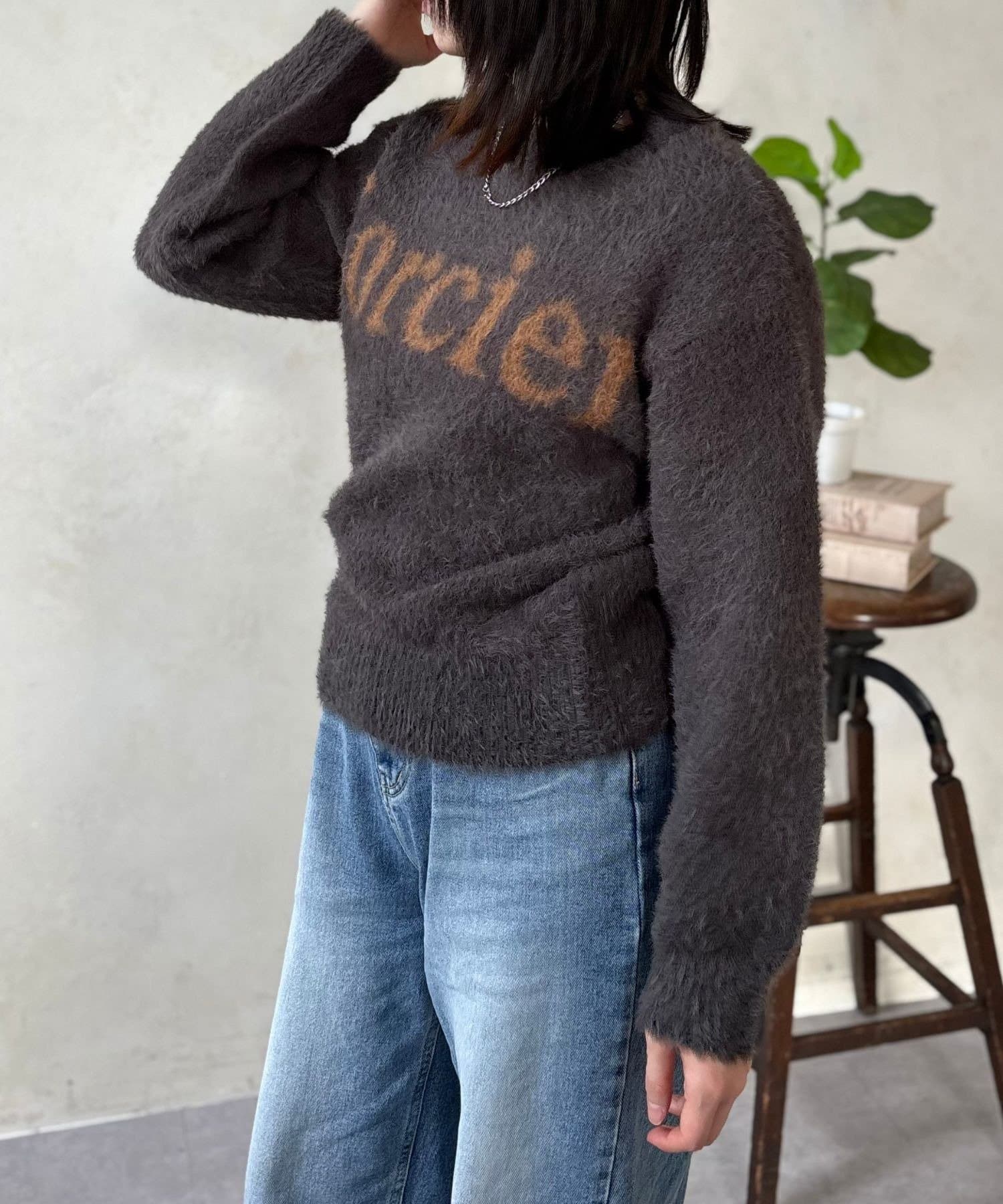 LOCUST(ローカスト) 【お手入れ簡単】フェザーヤーンレタリングニット