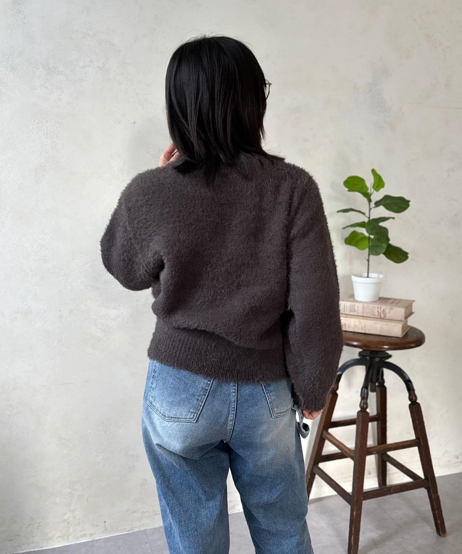 LOCUST(ローカスト) 【お手入れ簡単】フェザーヤーンレタリングニット