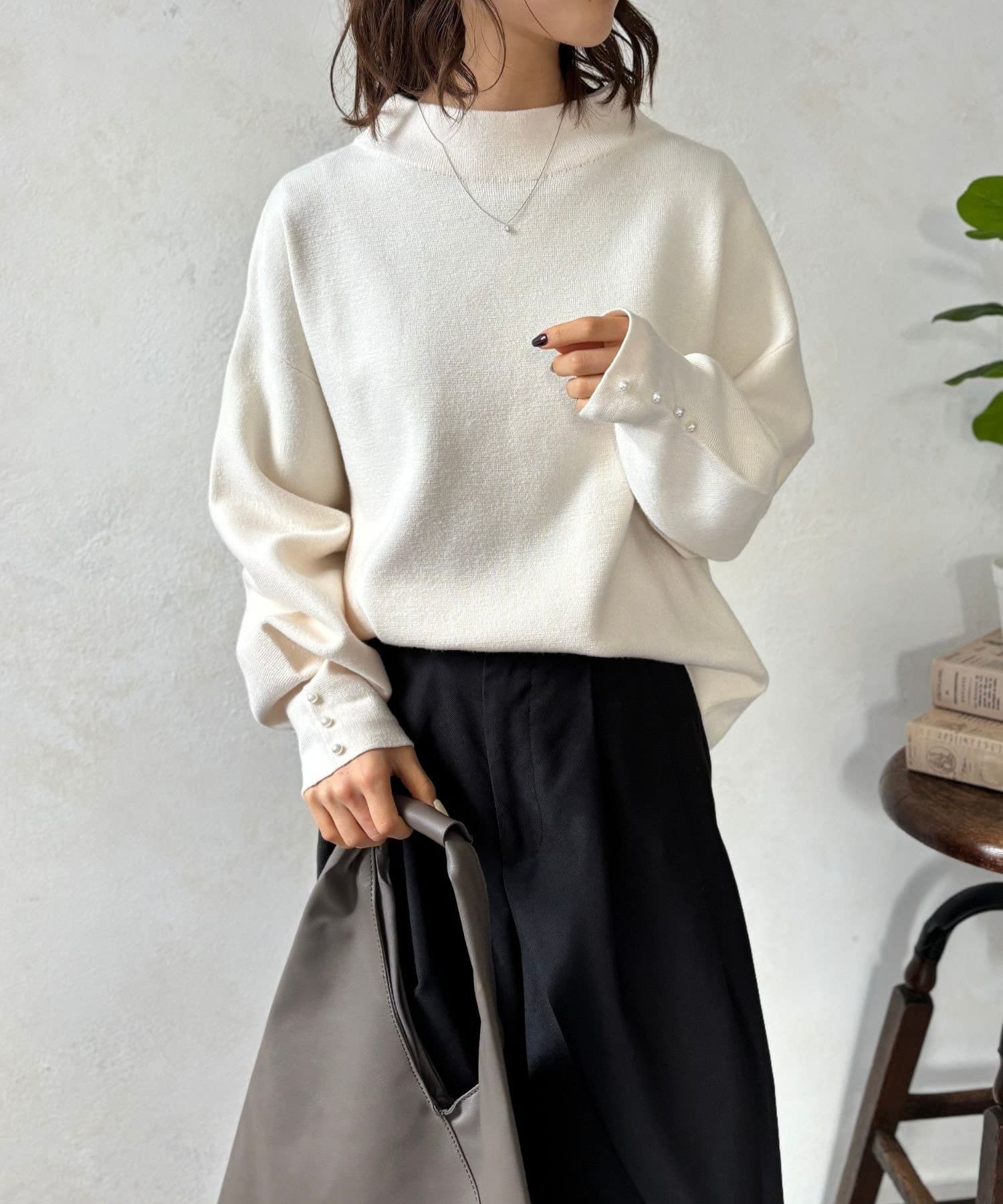 LOCUST(ローカスト) 【伸縮性◎/上品見え】袖パール付ニット