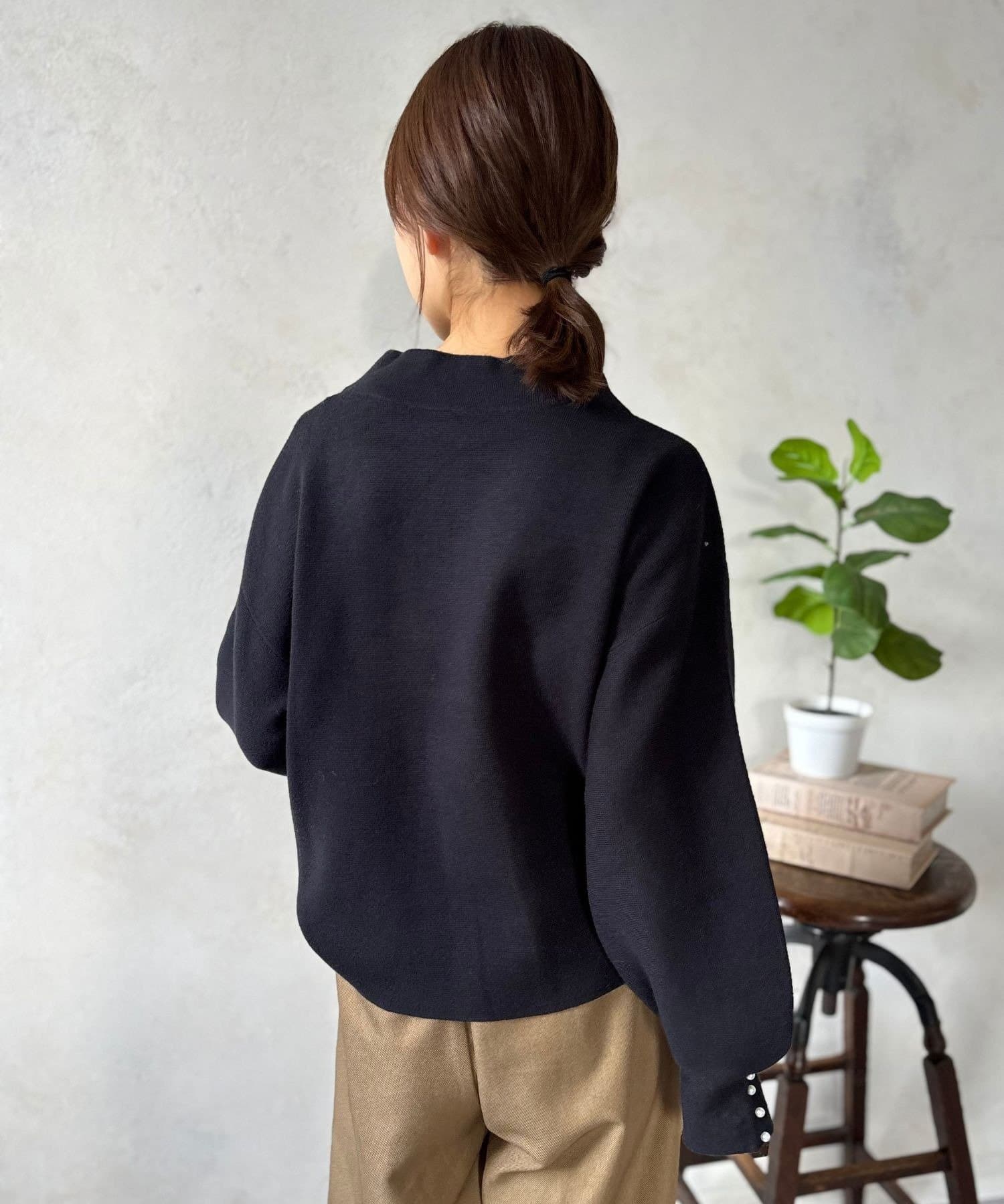 LOCUST(ローカスト) 【伸縮性◎/上品見え】袖パール付ニット