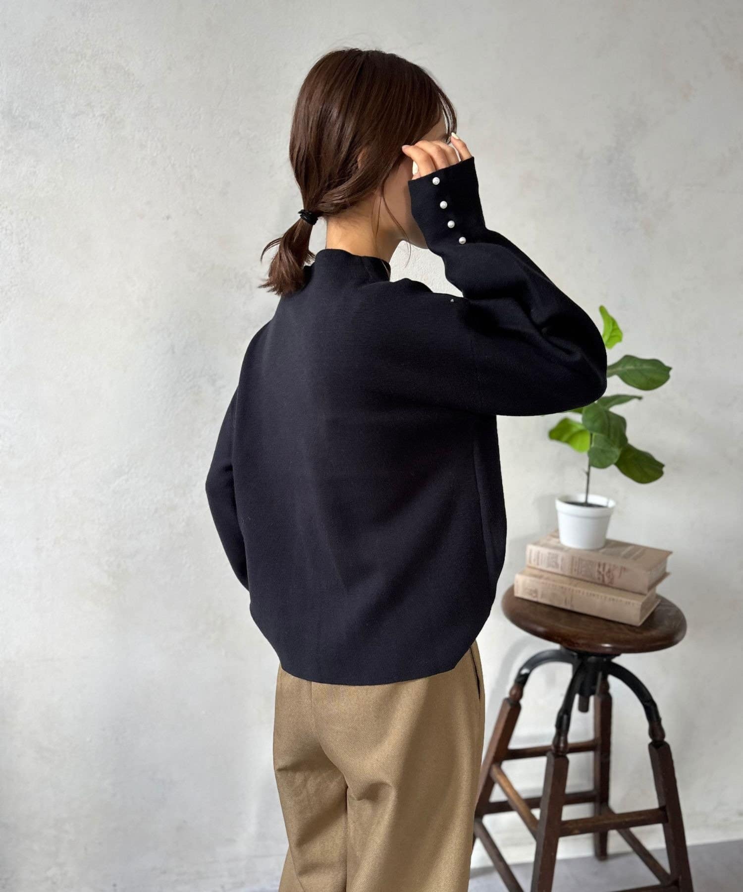 LOCUST(ローカスト) 【伸縮性◎/上品見え】袖パール付ニット