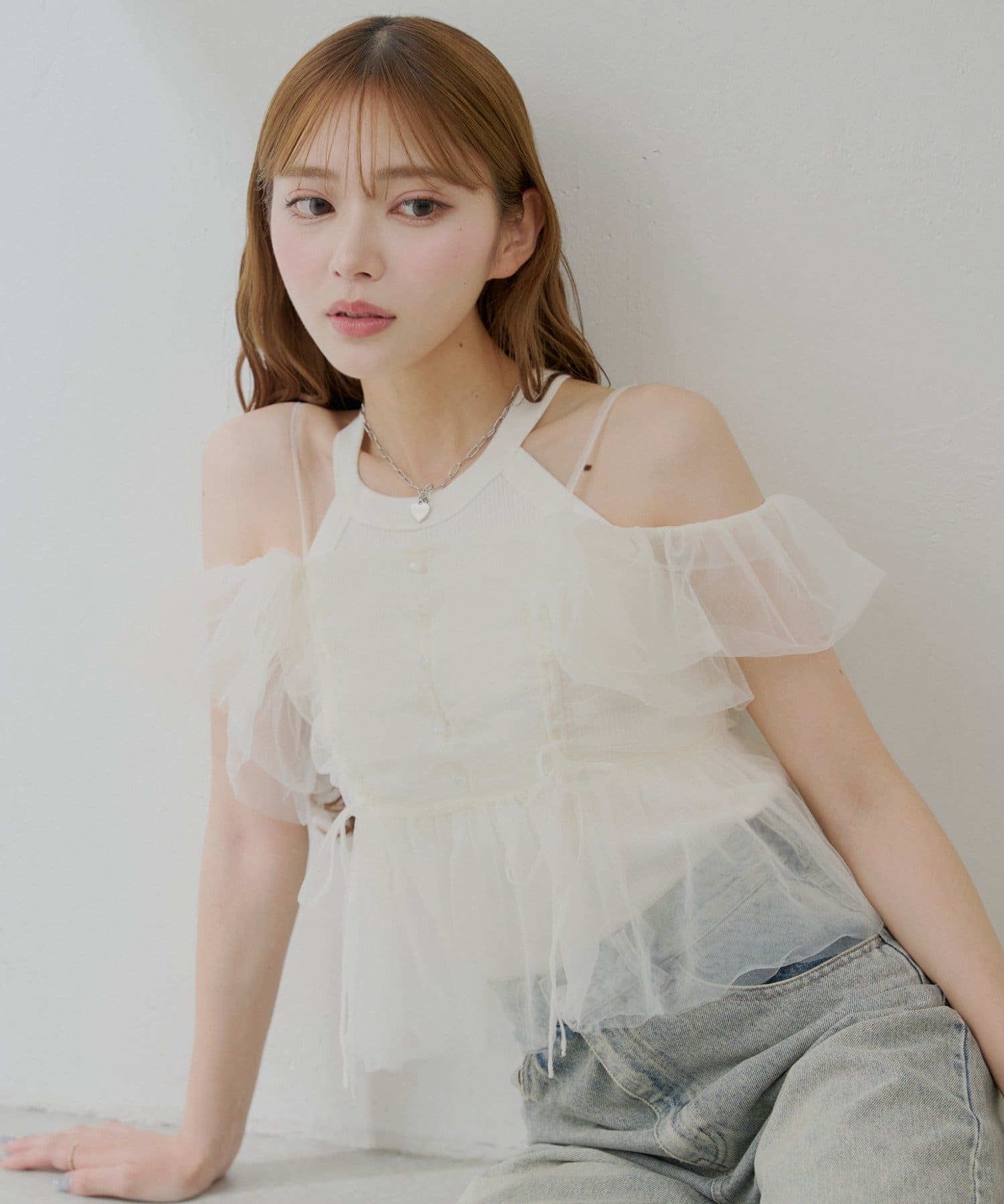 ふんわりチュールが目を惹くフェミニンなブラウス登場！▶商品ポイント・チュールの透け感が、抜け感のある着こなしを叶えます。・肩を覆うようにあしらわれたフリルが、デコルテを美しく演出し、華奢な印象に。・袖