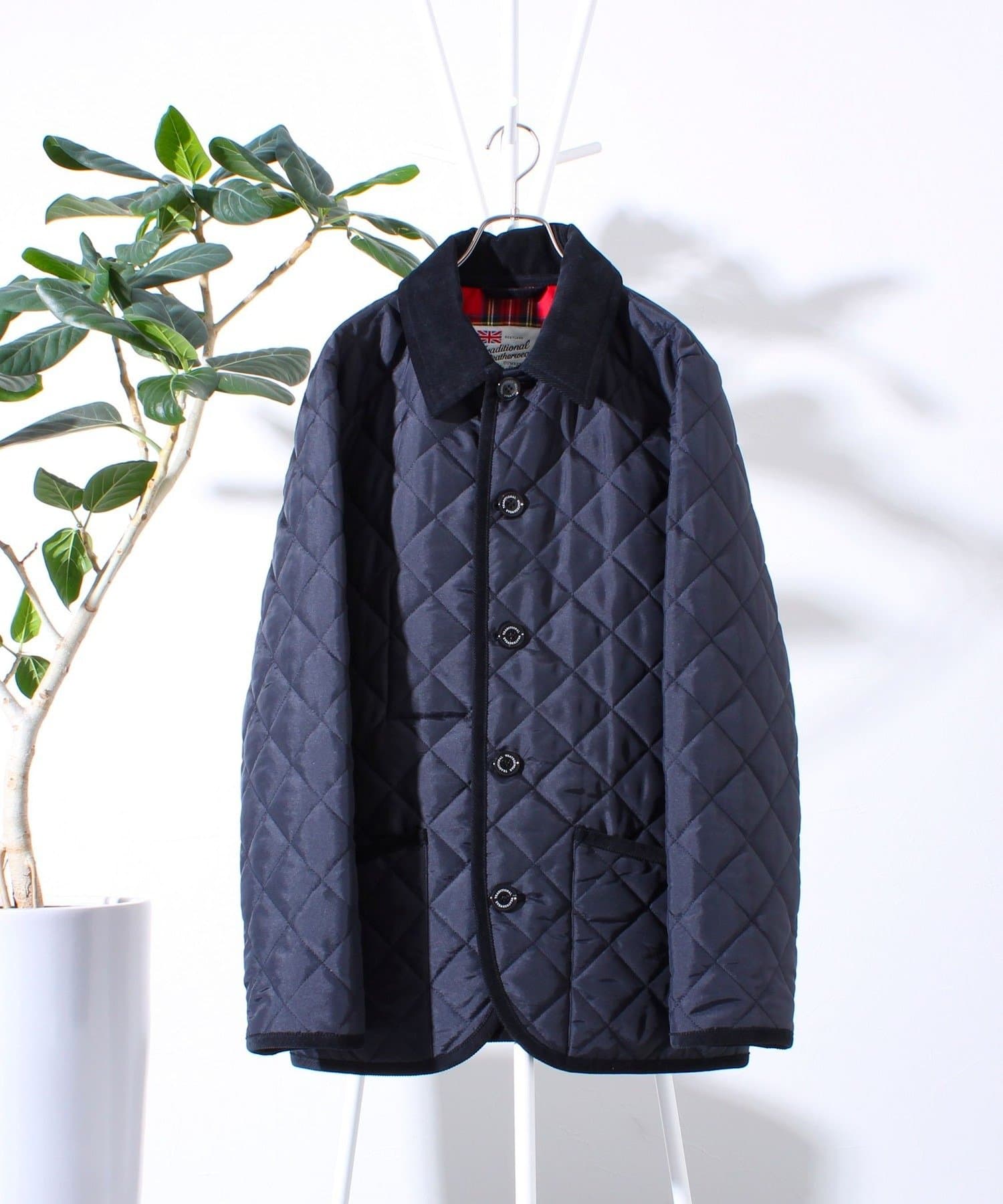 英国老舗ブランド「Traditional Weatherwear」の名品"WAVERLY/ウェーバリー"をベースにした別注モデル・裏地に映えるクラシックな赤のタータンチェック柄を採