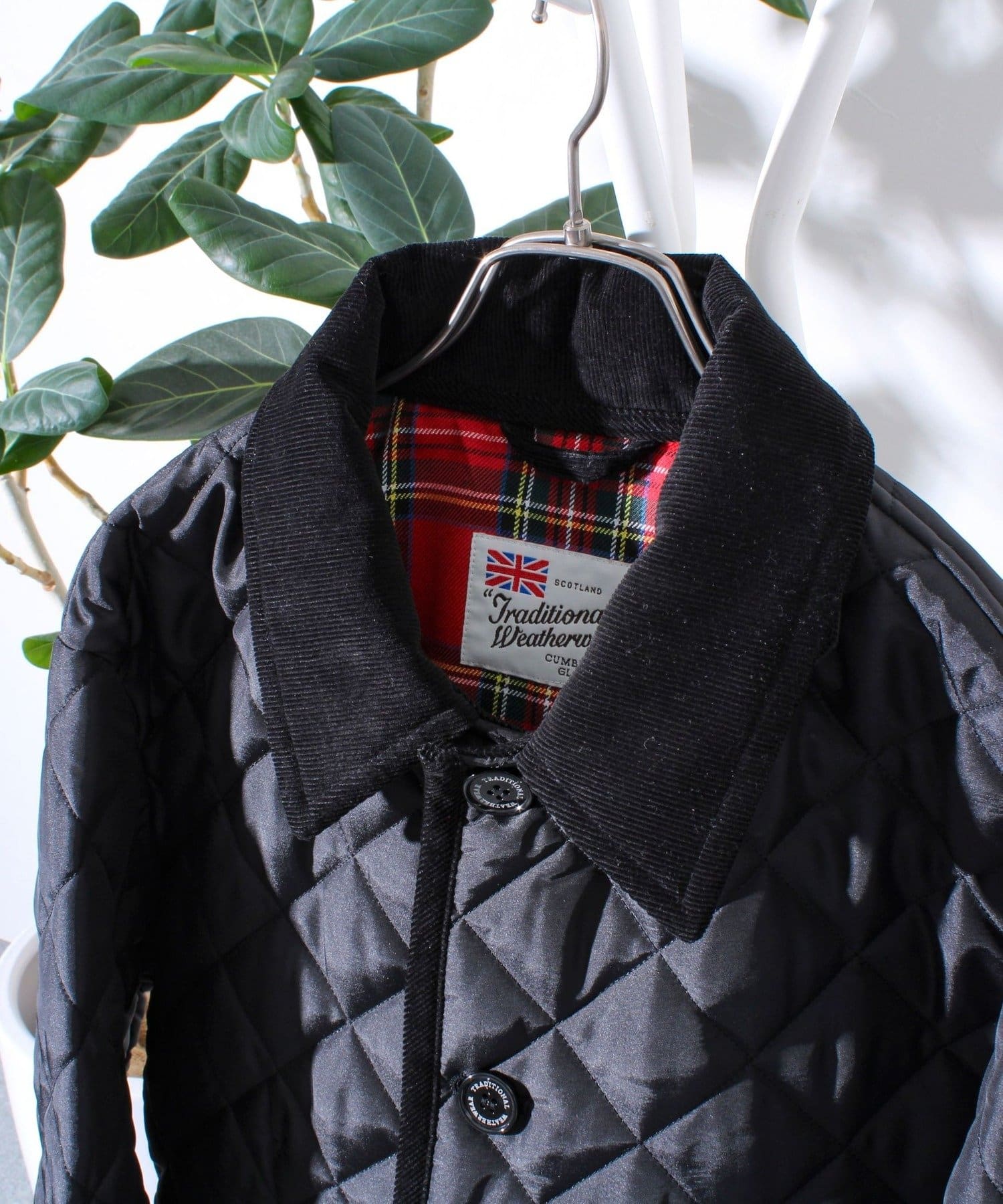 英国老舗ブランド「Traditional Weatherwear」の名品"WAVERLY/ウェーバリー"をベースにした別注モデル・裏地に映えるクラシックな赤のタータンチェック柄を採