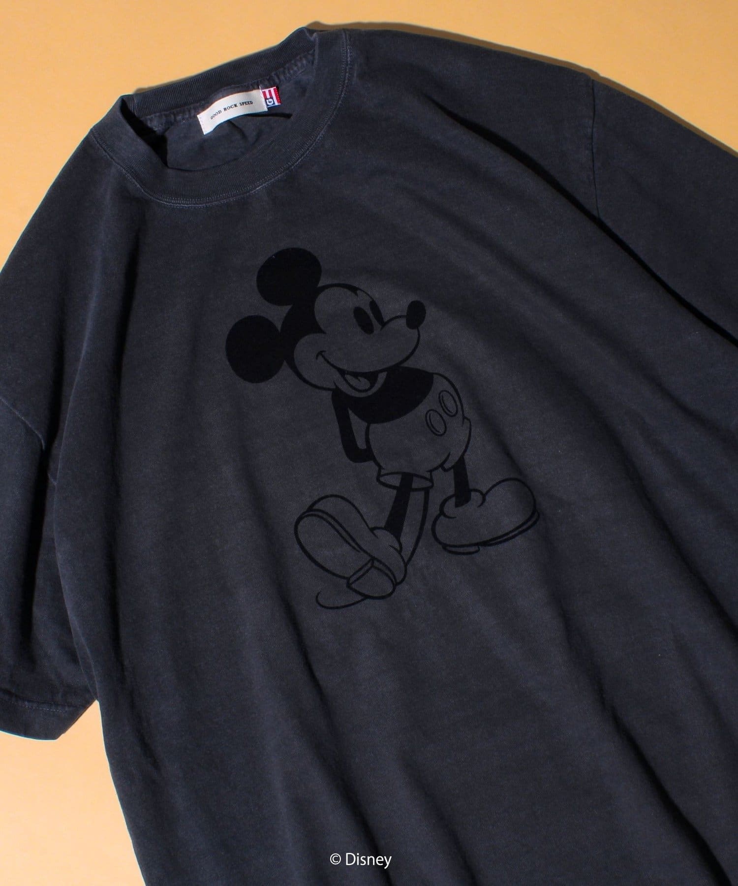 レトロな「ミッキー」デザインで差がつく、大人のヴィンテージ風Tシャツ。【おすすめポイント】・レトロフロッキープリント：「ミッキーマウス」デザインのクラシックなグラフィックが、落ち着いた同系色のフロッキ