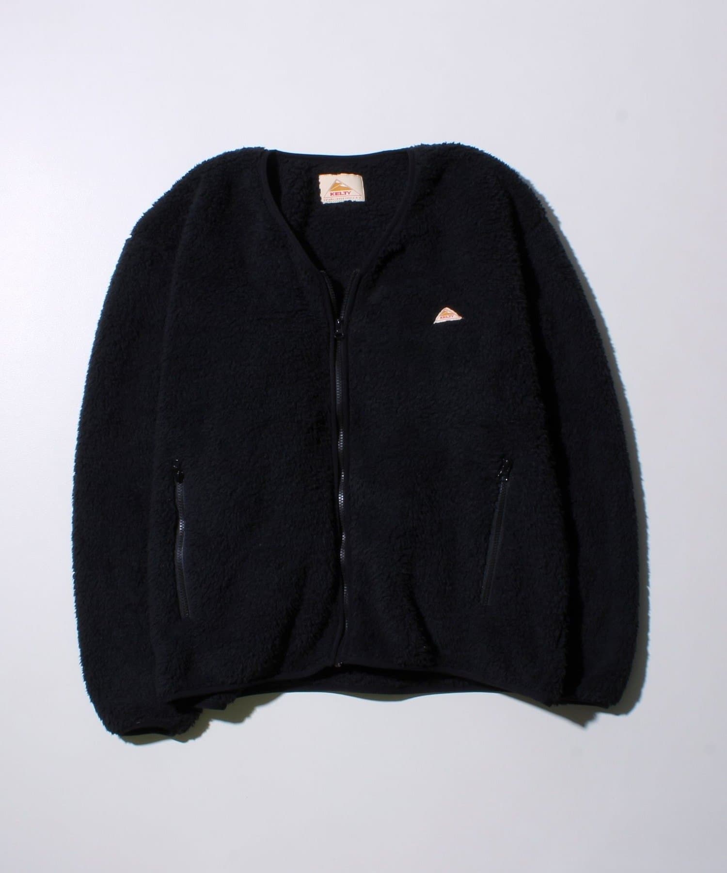 KELTY×GLOSTERの特別なフリースカーデ【おすすめポイント】・GLOSTERだけの完全別注アイテム　KELTYに別注した特別モデル。素材からパターンまで一から開発した、ここでしか手に入らない逸