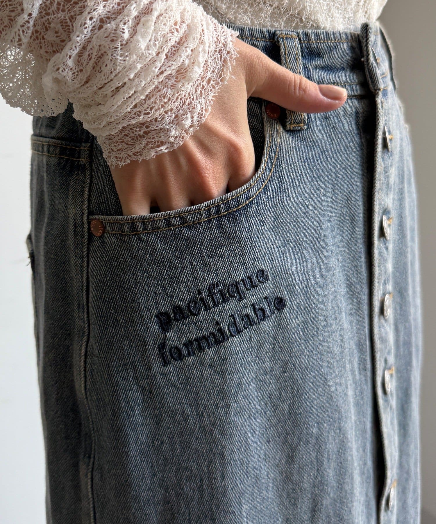 DOUDOU(ドゥドゥ) 【WEB限定】デニム刺繍フロントボタンスカート