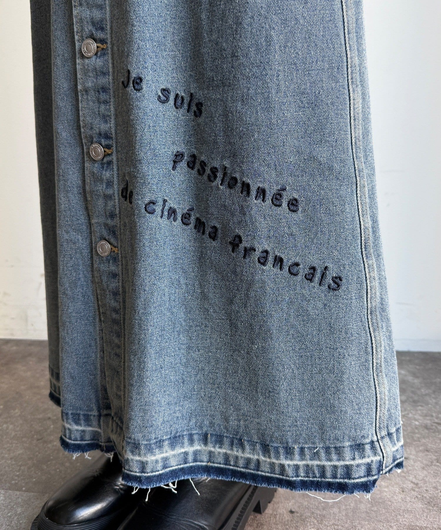 DOUDOU(ドゥドゥ) 【WEB限定】デニム刺繍フロントボタンスカート