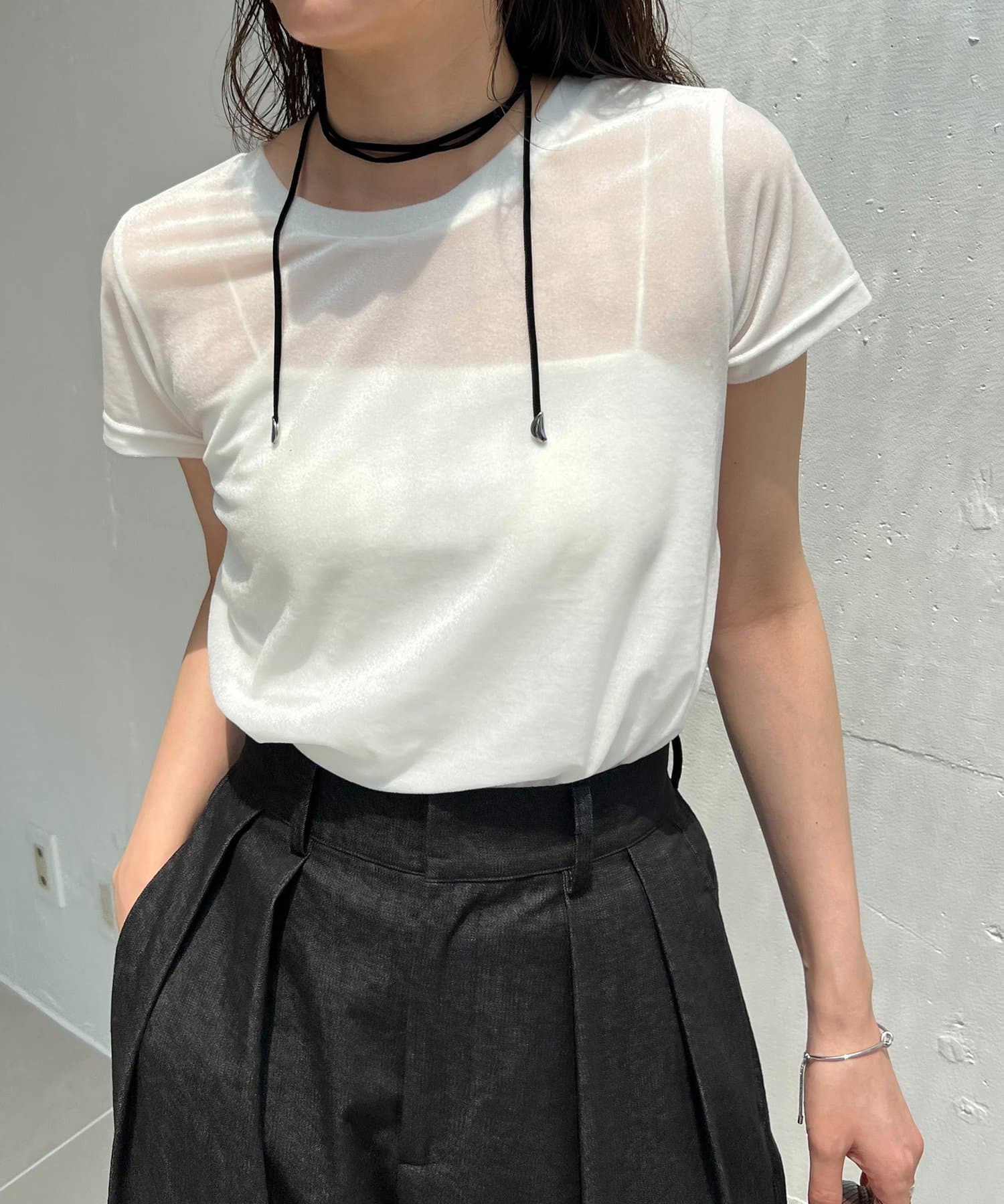 品のあるベロアTシャツが登場商品ポイント・光沢感が少なく、品のある上質なベロア素材を使用した大人なTシャツ・エクリュやグレージュの絶妙なニュアンスカラー展開・程よく透け感があるシアー素材・前後2WAY