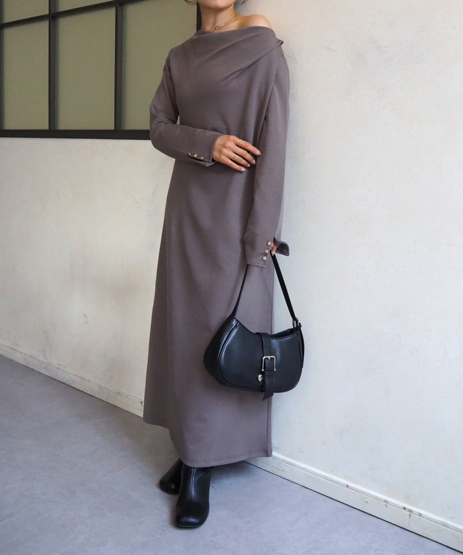 Thevon.(ゼヴォン) 袖ボタンドレープネックカットワンピース