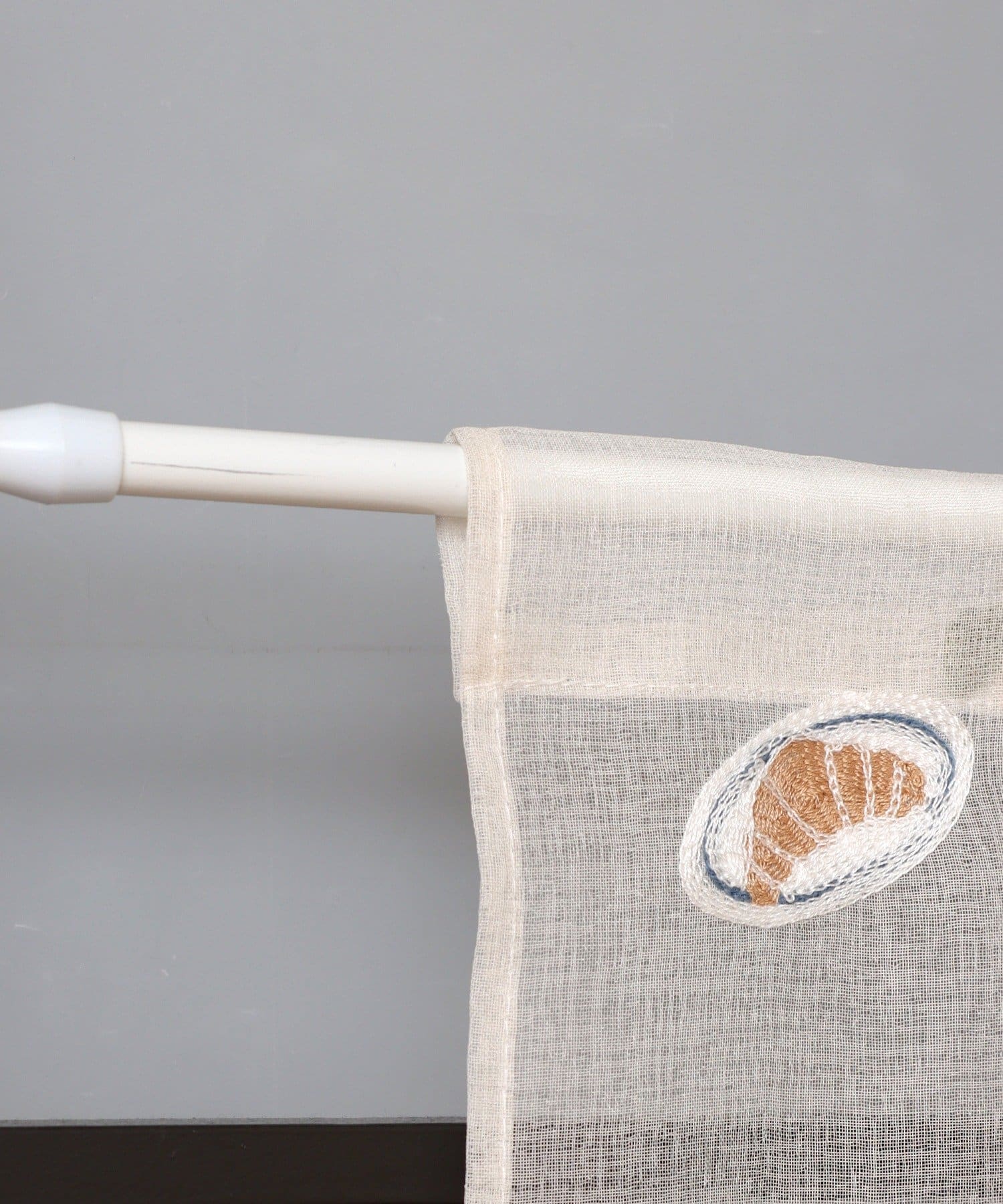 3COINS(スリーコインズ) 刺繍セパレートカーテンパンライフ：150×43cm