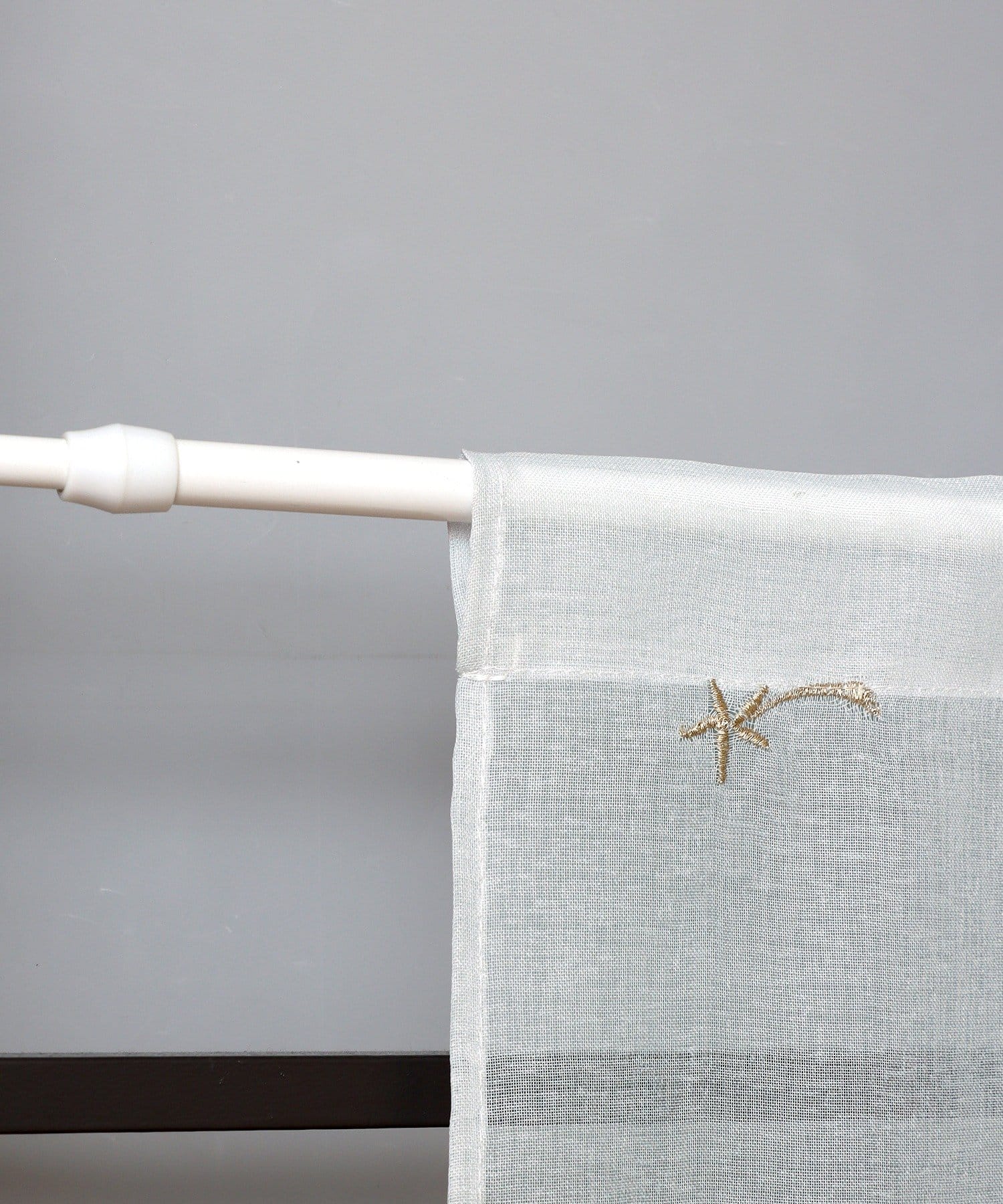 3COINS(スリーコインズ) 刺繍セパレートカーテン鳥と星：150×43cm