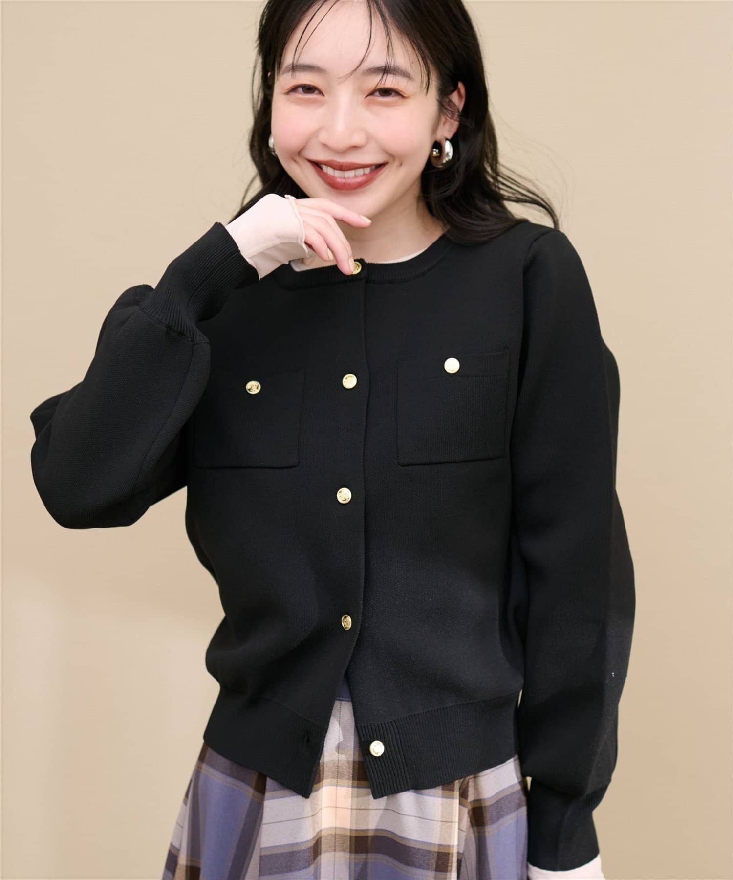 【2024AW natural couture】シーンやテイストで選べるカラバリ豊富なカーディガン■デザインベーシックで使いやすいカーディガンにに金ボタンで高級感をプラスした一枚。ポケット付きのデザイ