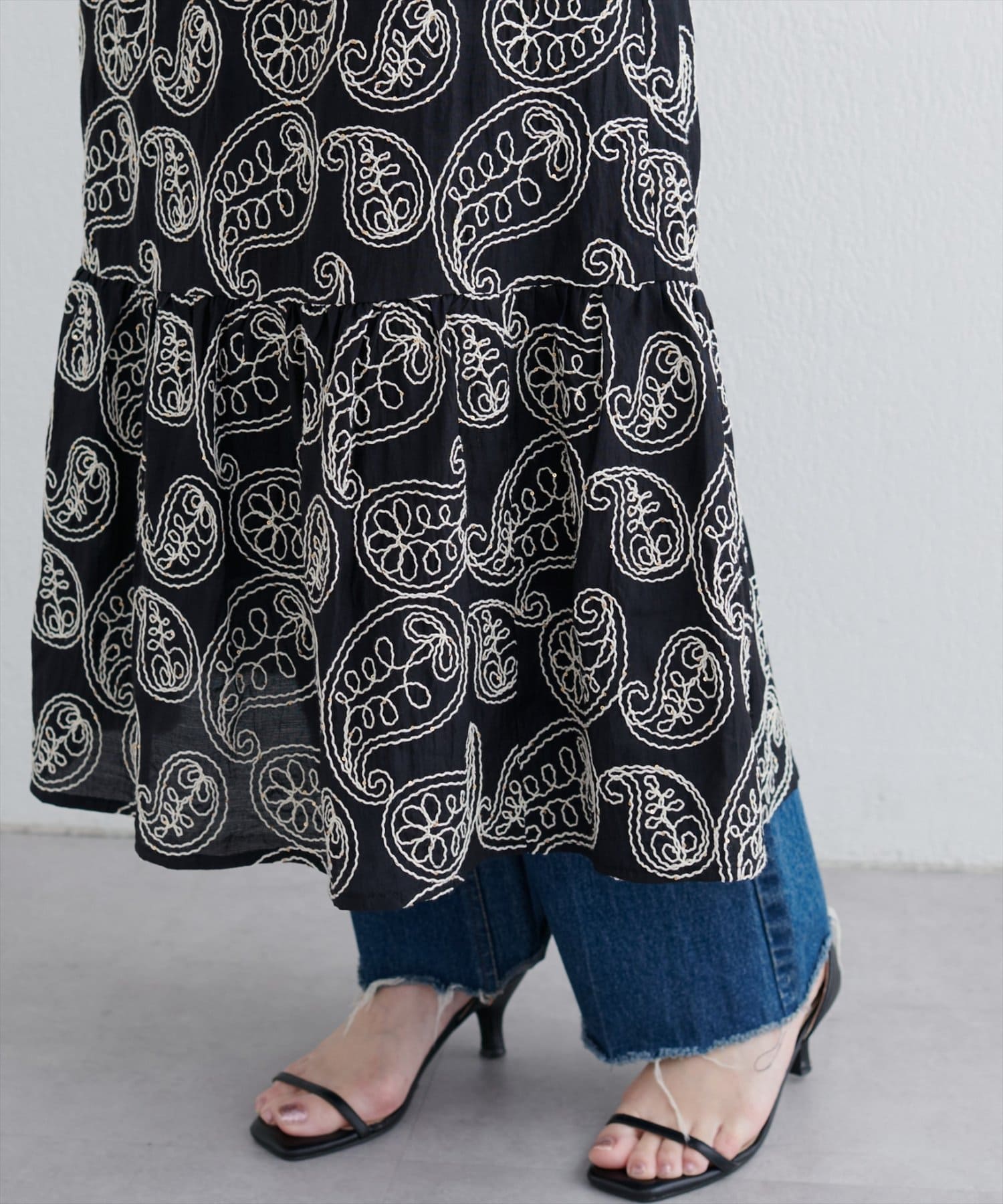 natural couture(ナチュラルクチュール) スパンコール刺繍ノースリワンピース