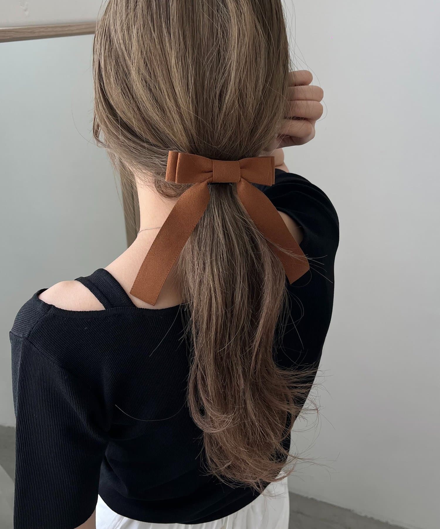 付けるだけでトレンド感があり、今っぽいヘアスタイルにスエード調のリボンをバレッタに仕上げた、シンプルながらも目を惹くデザイン。カジュアルコーデにも合わせやすいフェイクスエード素材。リボンの縁に入ったス