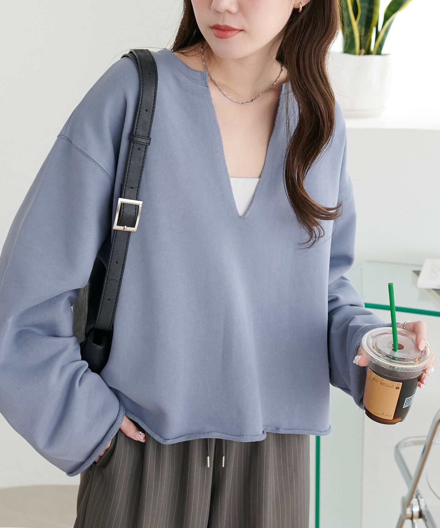 ラフに着られる大人カジュアルなスウェット●デザインシンプルながらも、深めに開いたVネックで抜け感を演出。袖口と裾の切りっぱなしのデザインが、こなれ感をプラスします◎腰周りにかかるくらいのやや短めの丈感